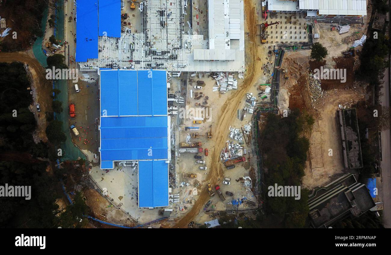 200215 -- GUIYANG, 15. Februar 2020 -- Luftaufnahme vom 14. Februar 2020 zeigt die Baustelle des Jiangjunshan Krankenhauses in Guiyang, südwestchinesische Provinz Guizhou. Das Jiangjunshan Hospital für die Aufnahme von Patienten mit neuartigen Coronaviren soll am 20. Februar mit einer Kapazität von 491 Betten geliefert werden. CHINA-GUIZHOU-GUIYANG-NEUARTIGE CORONAVIRUS-KRANKENHAUS-BAU CN YANGXWENBIN PUBLICATIONXNOTXINXCHN Stockfoto