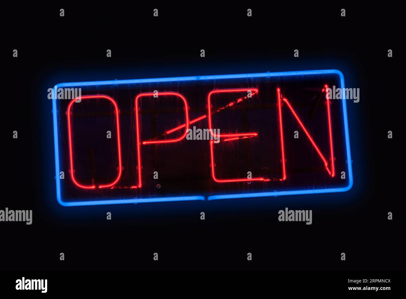 Nahaufnahme eines Neonlichts in Form eines blauen Rechtecks und des Wortes "offen" in Rot. Stockfoto