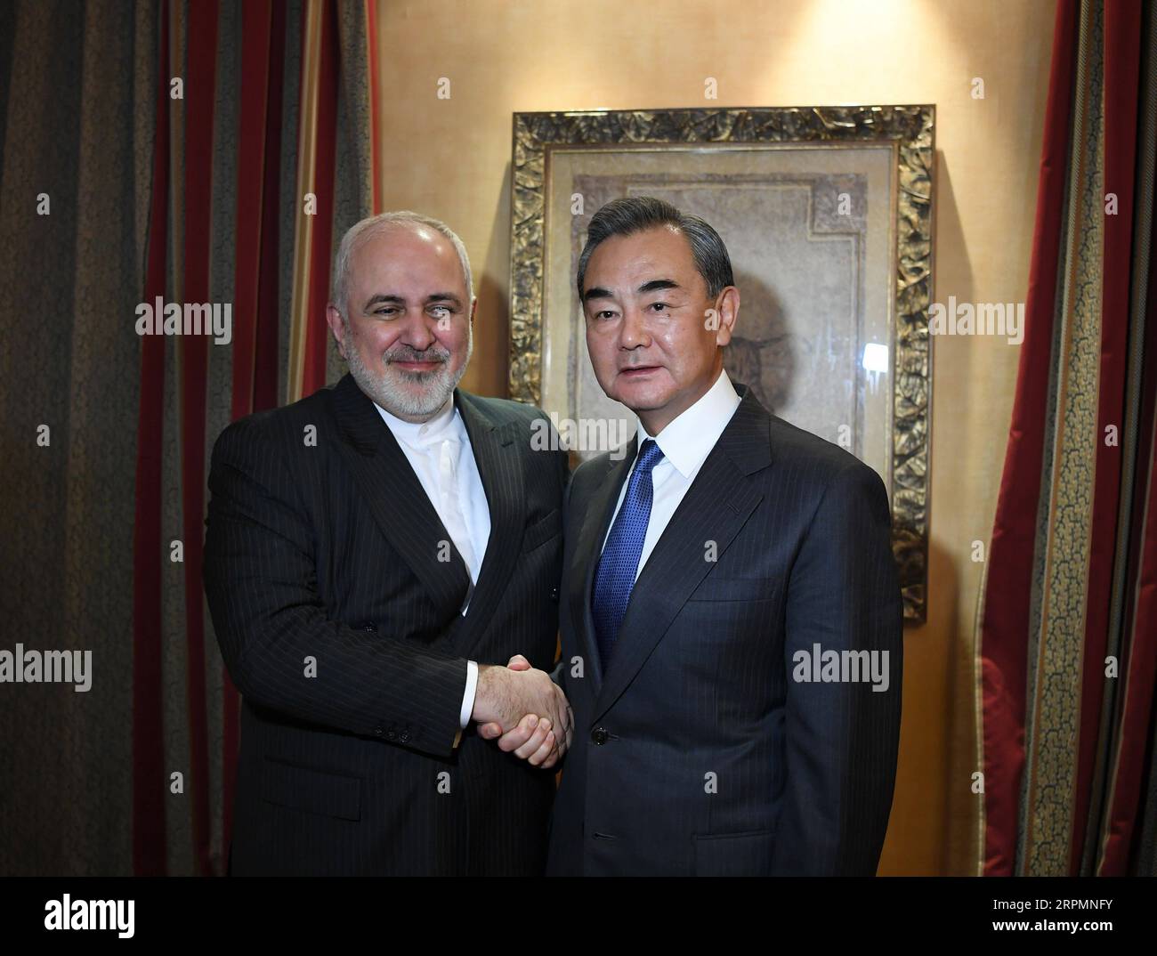 200215 -- MÜNCHEN, 15. Februar 2020 -- der chinesische Staatsrat und Außenminister Wang Yi R trifft sich am 14. Februar 2020 in München mit dem iranischen Außenminister Mohammad Javad Zarif. DEUTSCHLAND-MÜNCHEN-WANG YI-IRAN-FM-MEETING LUXYANG PUBLICATIONXNOTXINXCHN Stockfoto