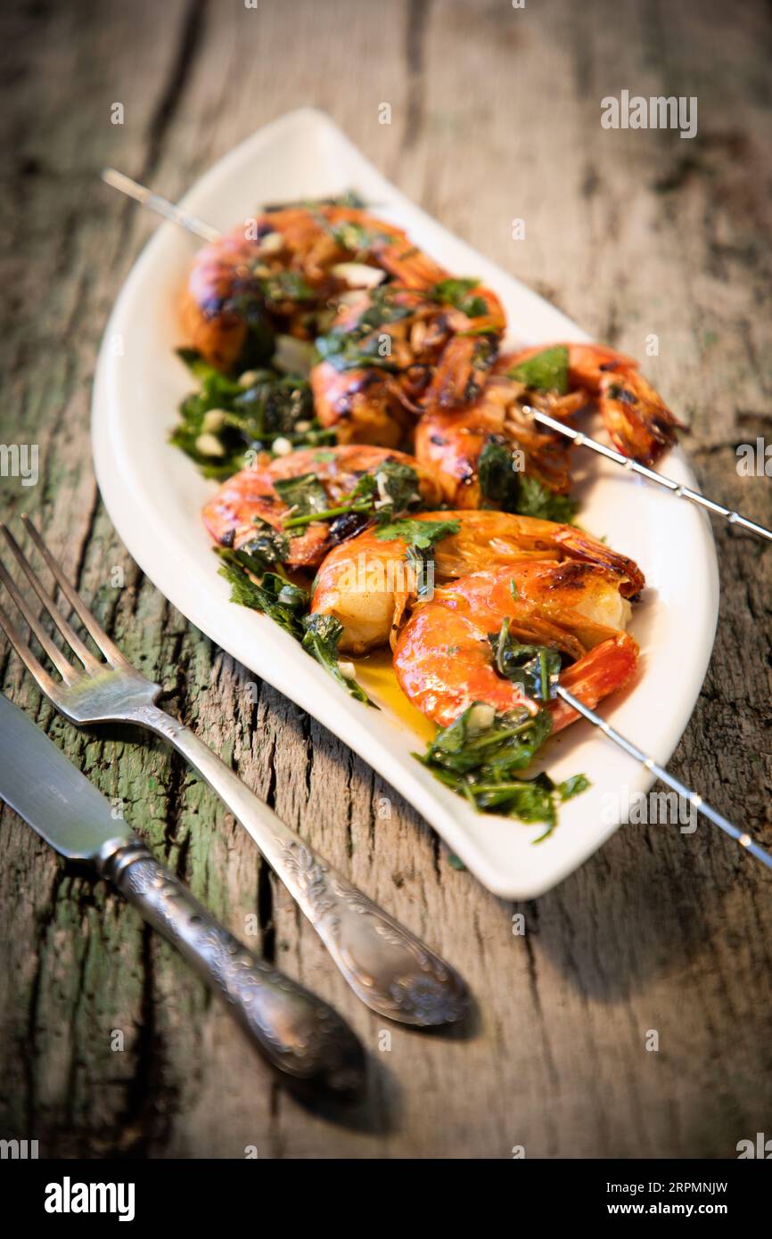 Leckere frische Garnelenspieße auf dem Teller Stockfoto