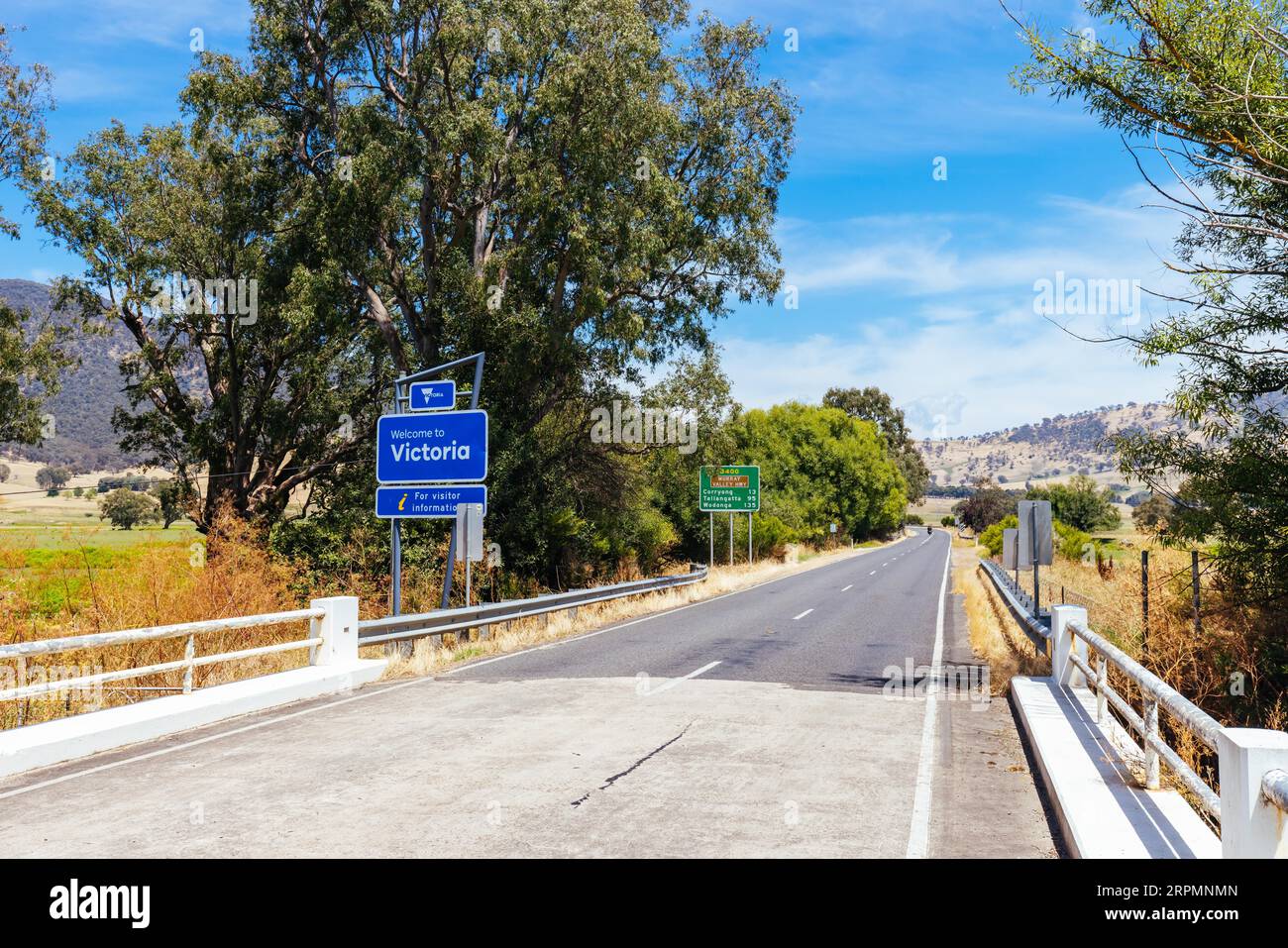 Der Grenzübergang zwischen Victoria und New South Wales bei Corryong an der Bringenbrong Bridge und dem Reservat in Australien Stockfoto