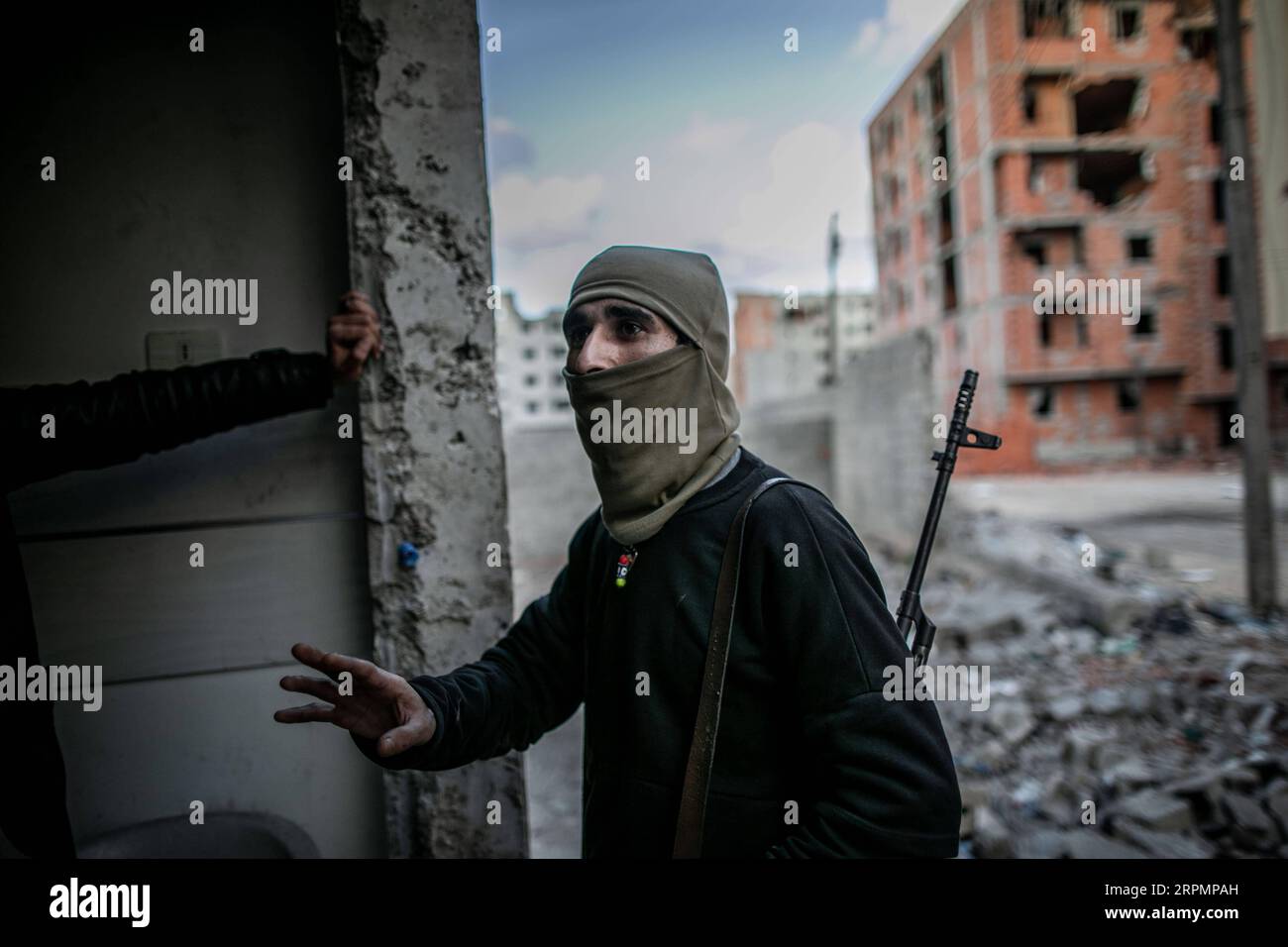 200215 -- TRIPOLI, 15. Februar 2020 Xinhua -- Ein Kämpfer der von den Vereinten Nationen unterstützten libyschen Regierungstruppen wird bei den Zusammenstößen mit den LNA-Truppen der libyschen Nationalarmee an der Salah Al-DIN-Frontlinie in Tripoli, Libyen, am 15. Februar 2020 gesehen. Foto von Amru Salahuddien/Xinhua LIBYA-TRIPOLI-CONFLICT-FRONTLINE PUBLICATIONxNOTxINxCHN Stockfoto