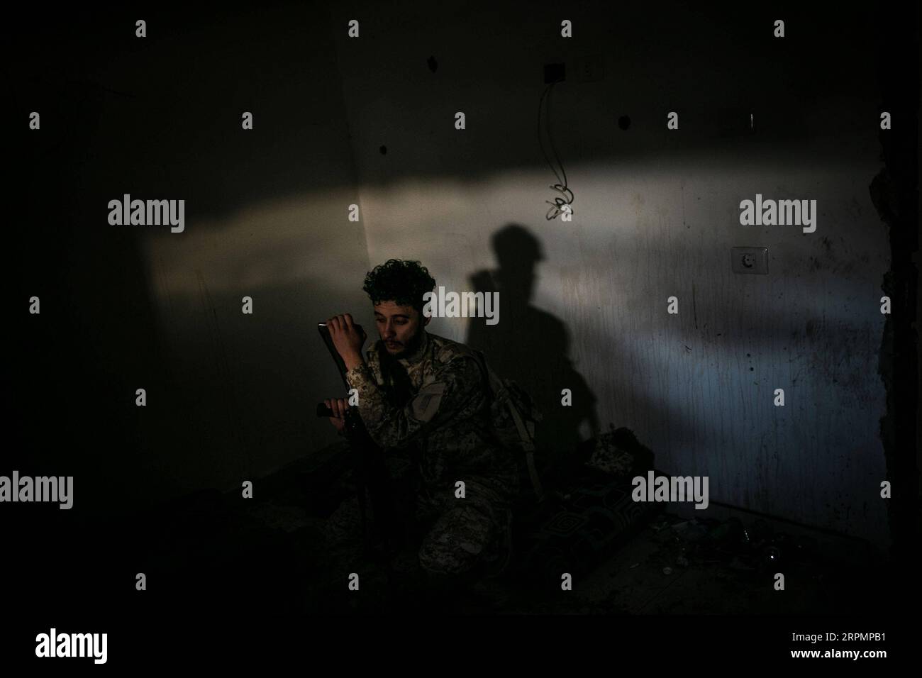 200215 -- TRIPOLI, 15. Februar 2020 Xinhua -- Ein Kämpfer der von den Vereinten Nationen unterstützten libyschen Regierungstruppen wird bei den Zusammenstößen mit den LNA-Truppen der libyschen Nationalarmee an der Salah Al-DIN-Frontlinie in Tripoli, Libyen, am 15. Februar 2020 gesehen. Foto von Amru Salahuddien/Xinhua LIBYA-TRIPOLI-CONFLICT-FRONTLINE PUBLICATIONxNOTxINxCHN Stockfoto