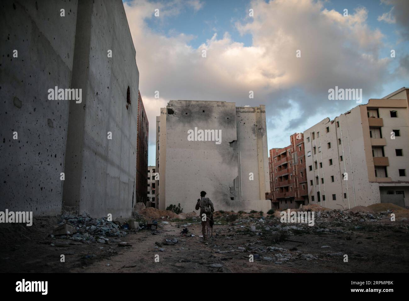 200215 -- TRIPOLI, 15. Februar 2020 Xinhua -- Ein Kämpfer der von den Vereinten Nationen unterstützten libyschen Regierungstruppen wird bei den Zusammenstößen mit den LNA-Truppen der libyschen Nationalarmee an der Salah Al-DIN-Frontlinie in Tripoli, Libyen, am 15. Februar 2020 gesehen. Foto von Amru Salahuddien/Xinhua LIBYA-TRIPOLI-CONFLICT-FRONTLINE PUBLICATIONxNOTxINxCHN Stockfoto