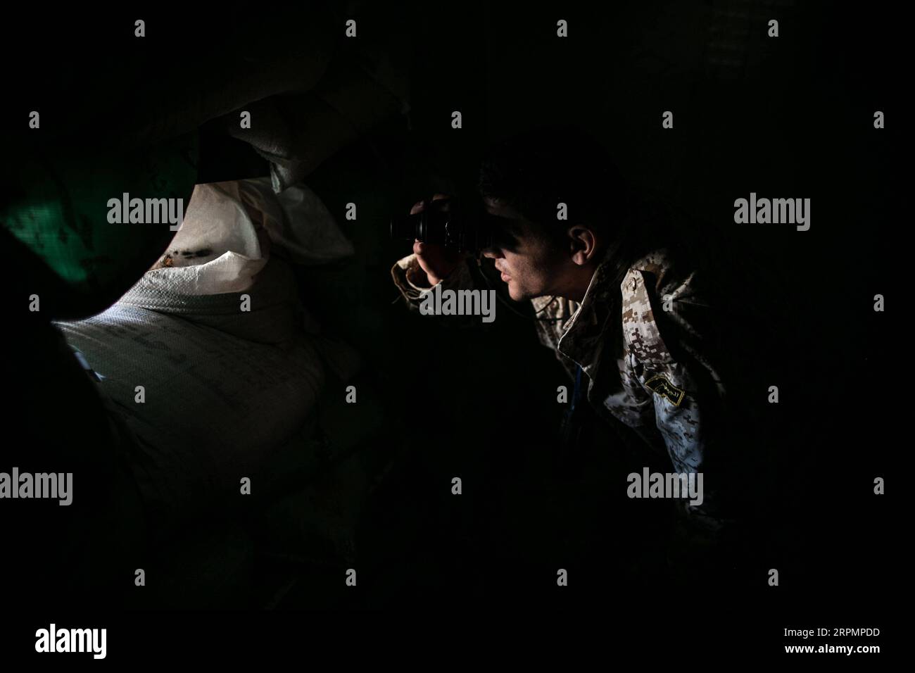 200215 -- TRIPOLI, 15. Februar 2020 Xinhua -- Ein Kämpfer der von den Vereinten Nationen unterstützten libyschen Regierungstruppen beobachtet am 15. Februar 2020 Stellungen der LNA-Truppen der libyschen Nationalarmee an der Salah Al-DIN-Frontlinie in Tripoli, Libyen. Foto von Amru Salahuddien/Xinhua LIBYA-TRIPOLI-CONFLICT-FRONTLINE PUBLICATIONxNOTxINxCHN Stockfoto