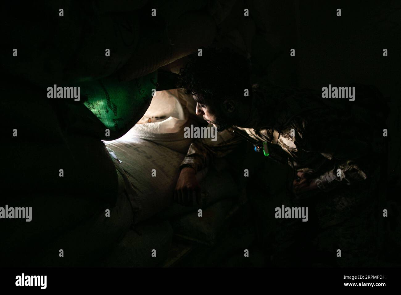 200215 -- TRIPOLI, 15. Februar 2020 Xinhua -- Ein Kämpfer der von den Vereinten Nationen unterstützten libyschen Regierungstruppen beobachtet am 15. Februar 2020 Stellungen der LNA-Truppen der libyschen Nationalarmee an der Salah Al-DIN-Frontlinie in Tripoli, Libyen. Foto von Amru Salahuddien/Xinhua LIBYA-TRIPOLI-CONFLICT-FRONTLINE PUBLICATIONxNOTxINxCHN Stockfoto