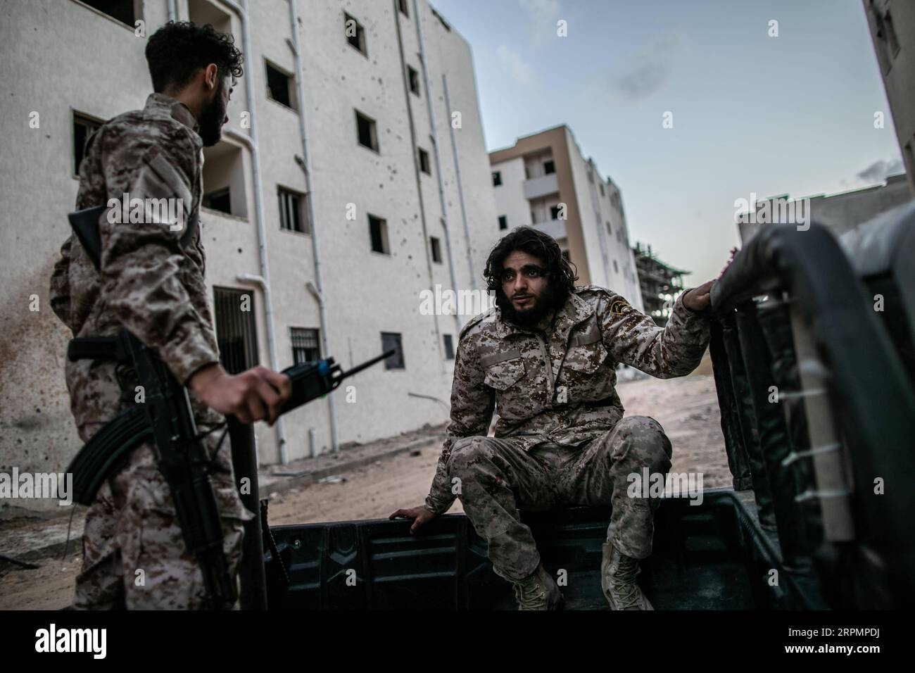 200215 -- TRIPOLI, 15. Februar 2020 Xinhua -- Kämpfer der von den Vereinten Nationen unterstützten libyschen Regierungstruppen werden bei den Zusammenstößen mit den LNA-Truppen der libyschen Nationalarmee an der Salah Al-DIN-Frontlinie in Tripoli, Libyen, am 15. Februar 2020 gesehen. Foto von Amru Salahuddien/Xinhua LIBYA-TRIPOLI-CONFLICT-FRONTLINE PUBLICATIONxNOTxINxCHN Stockfoto