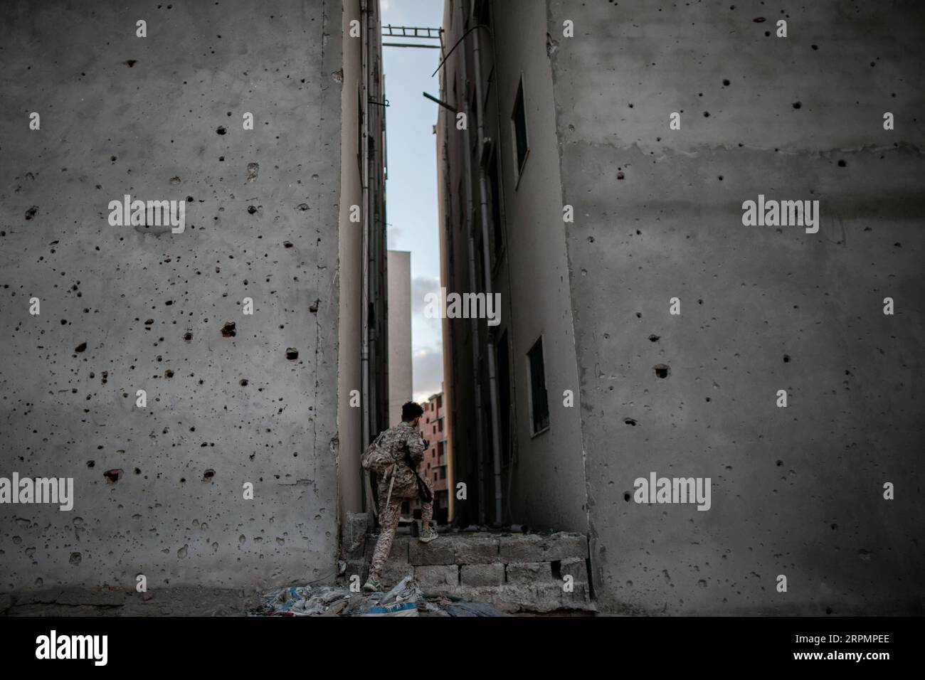 200215 -- TRIPOLI, 15. Februar 2020 Xinhua -- Ein Kämpfer der von den Vereinten Nationen unterstützten libyschen Regierungstruppen wird bei den Zusammenstößen mit den LNA-Truppen der libyschen Nationalarmee an der Salah Al-DIN-Frontlinie in Tripoli, Libyen, am 15. Februar 2020 gesehen. Foto von Amru Salahuddien/Xinhua LIBYA-TRIPOLI-CONFLICT-FRONTLINE PUBLICATIONxNOTxINxCHN Stockfoto