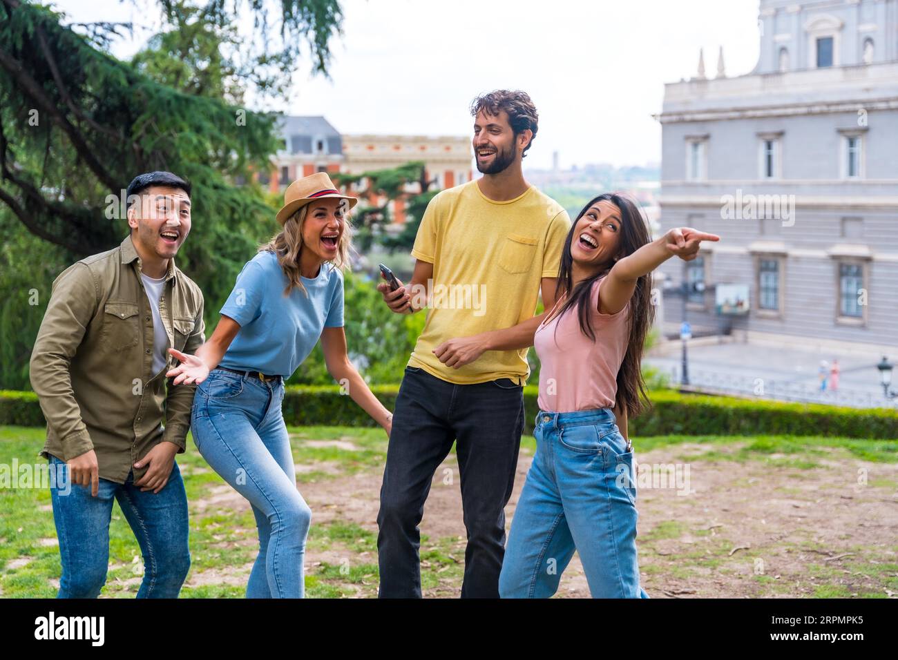 Gruppe multiethnischer Freunde, die in einem Park in der Stadt bei einer Freundschaftsparty tanzen. Sommerspaß Stockfoto