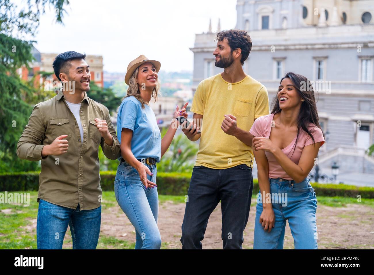 Gruppe multiethnischer Freunde, die in einem Park in der Stadt bei einer Freundschaftsparty tanzen Stockfoto