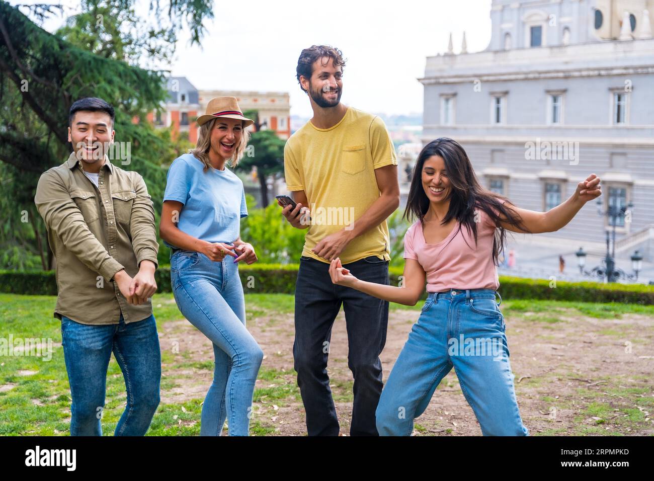 Gruppe multiethnischer Freunde, die in einem Park in der Stadt bei einer Freundschaftsparty tanzen. Sommerspaß Stockfoto