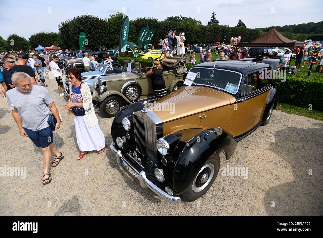 Besucher beobachten Oldtimer Rolls-Royce Silver Dawn während der Oldtimershow (Meeting Event Convention) in Holesov bei Kromeriz, Tschechische Republik, 27. August 2023. (CTK Photo/Dalibor Gluck) Stockfoto