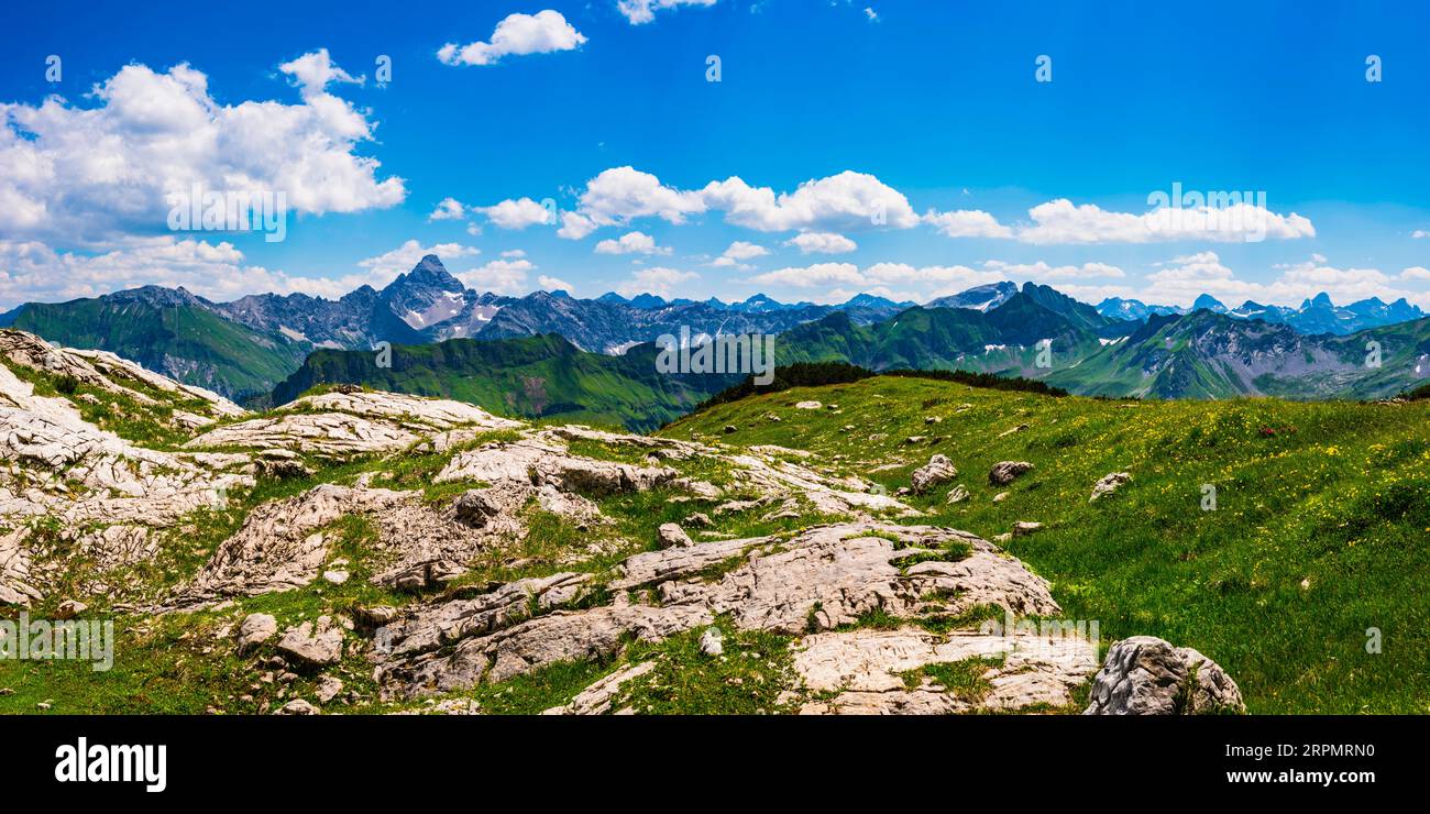 Koblat-Höhenweg am Nebelhorn, dahinter der Hochvogel, 2592m, Allgäuer Alpen, Allgäu, Bayern, Deutschland Stockfoto