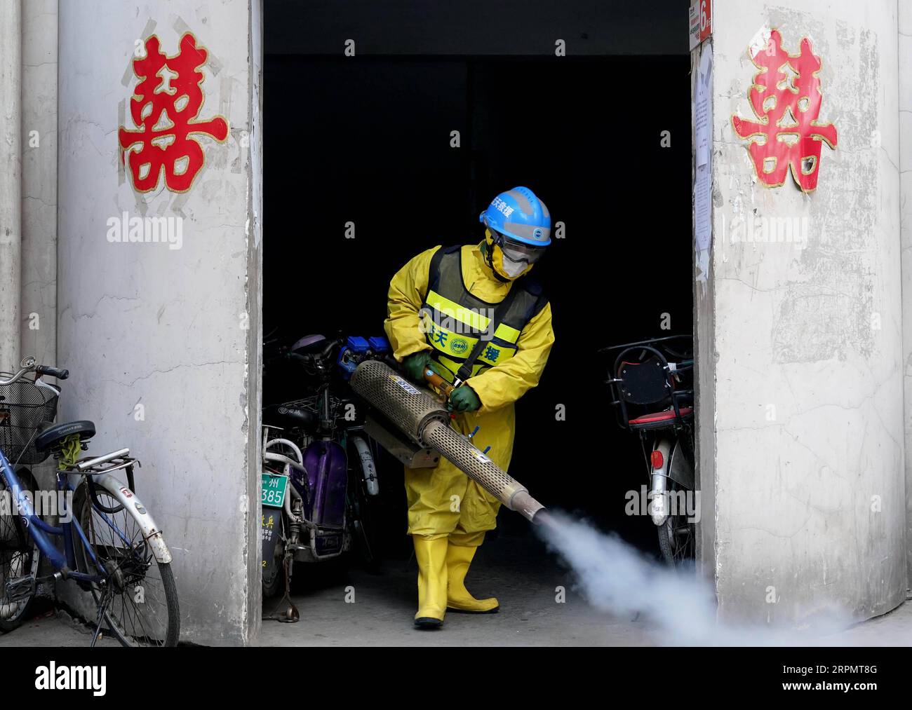 200217 -- ZHENGZHOU, 17. Februar 2020 -- Freiwilliger Li Jian, Mitglied des Zhengzhou Blue Sky RescueBSR-Teams, führt am 16. Februar 2020 eine Desinfektionsoperation in einer Gemeinde in Zhengzhou in der zentralchinesischen Provinz Henan durch. Das BSR-Team Zhengzhou, eine nichtstaatliche humanitäre Organisation, ergreift seit dem Ausbruch des neuartigen Coronavirus in China positive Maßnahmen. Die Mitglieder haben Spenden unter sich und gekauft Gesichtsmasken, Alkohol und Desinfektionsgeräte, um zu desinfizieren pubilic Orte und Gemeinden zu helfen. Li Jian und seine Frau Huang Jun, ein Paar, das beide in der Te arbeitet Stockfoto