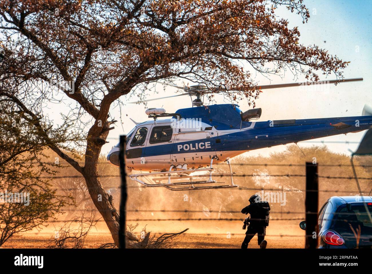 Polizeihubschrauber landen am Boden, Spezialkräfte SWAT mit einem Durchsuchungsbefehl kämpfen einen Krieg gegen Drogen Stockfoto