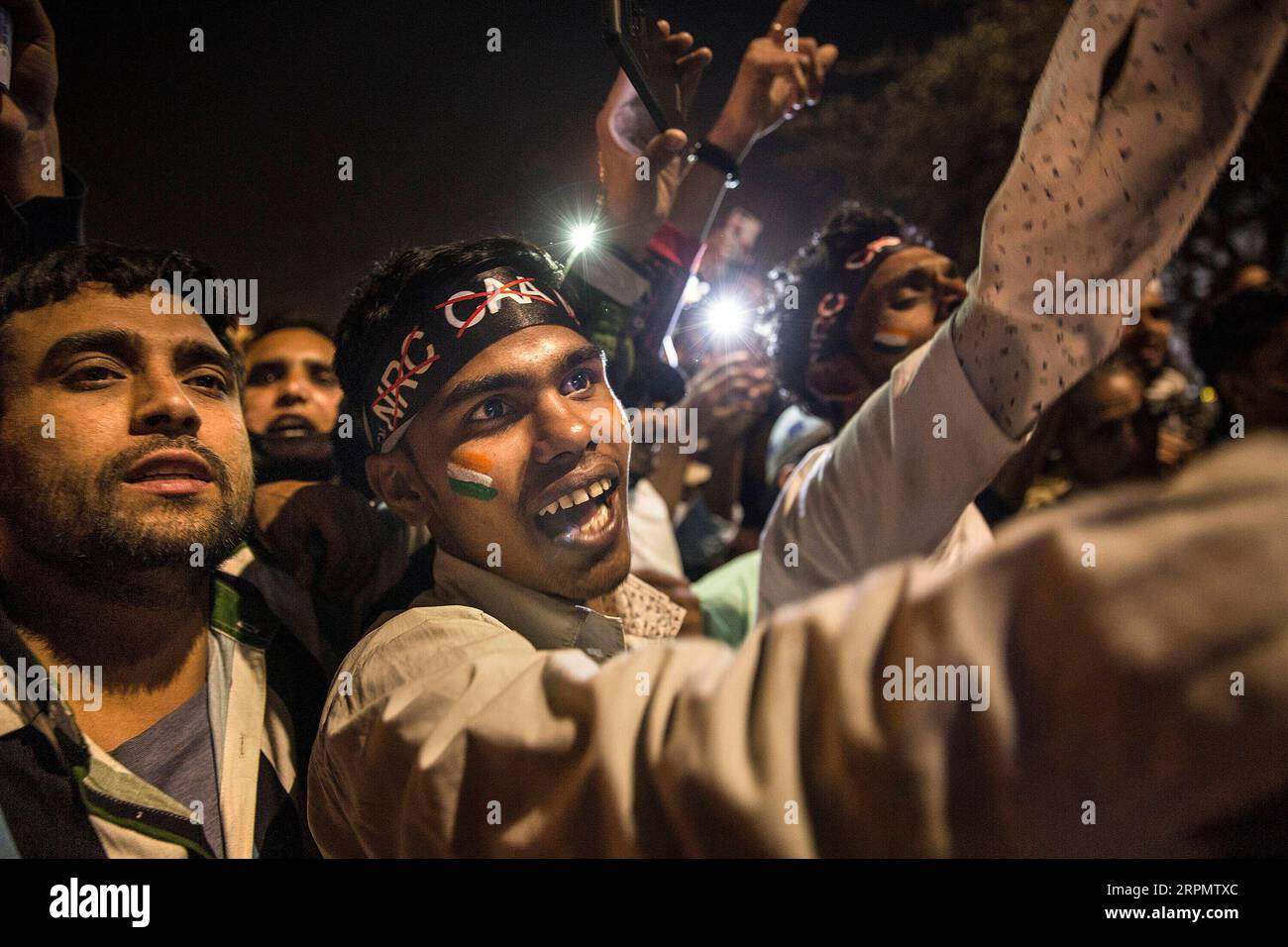 200217 -- NEW DELHI, 17. Februar 2020 -- Demonstranten schreien Parolen während eines Protestes gegen das neue Staatsbürgerschaftsgesetz in Shaheen Bagh in New Delhi, 16. Februar 2020. Seit dem 11. Dezember letzten Jahres gibt es massive Proteste in mehreren indischen staaten und in Universitäten gegen das neue Staatsbürgerschaftsgesetz. INDIEN-NEU-DELHI-PROTEST GEGEN NEUES STAATSBÜRGERSCHAFTSGESETZ JAVEDXDAR PUBLICATIONXNOTXINXCHN Stockfoto