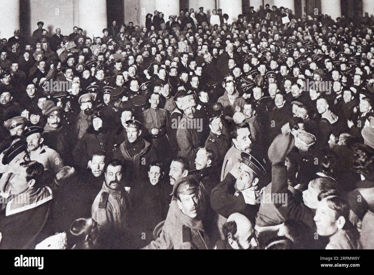 Soldaten und Seeleute, die an einem Treffen im Tauridenpalast in Sankt Petersburg, 1917, Russland teilnehmen Stockfoto