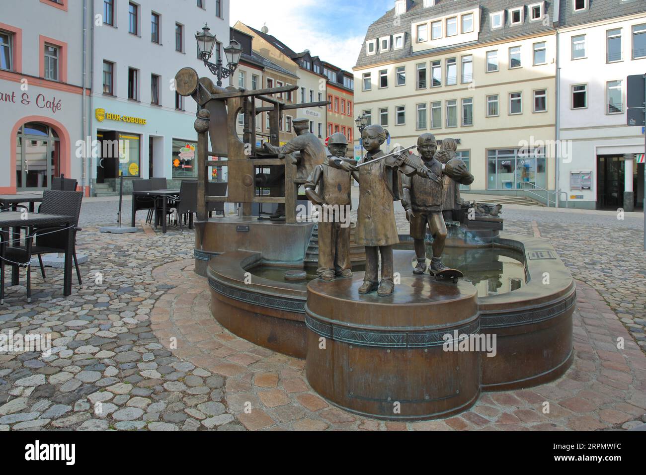 Marktbrunnen mit Skulpturen Handwebstuhl und Musiker von Bonifatius Stirnberg 2001, Figuren, Geiger, Musik machen, Textilindustrie, weaver, Tuch Stockfoto