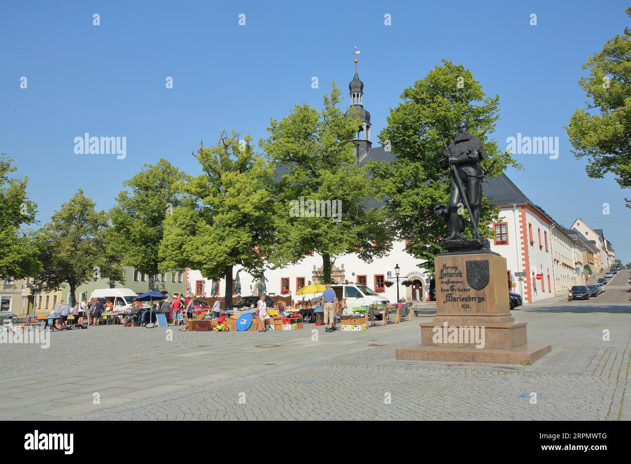 Marktplatz mit Flohmarkt und Denkmal für Herzog Heinrich den Frommen, Marienberg, Erzgebirge, Sachsen, Deutschland Stockfoto