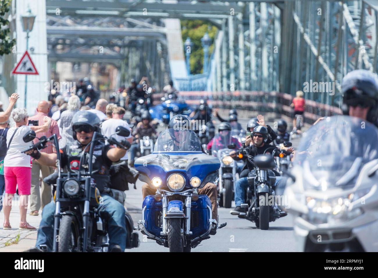 Harley Days Dresden, große Fahrt durch die Stadt, hier an der Elbbrücke Blaues Wunder Stockfoto