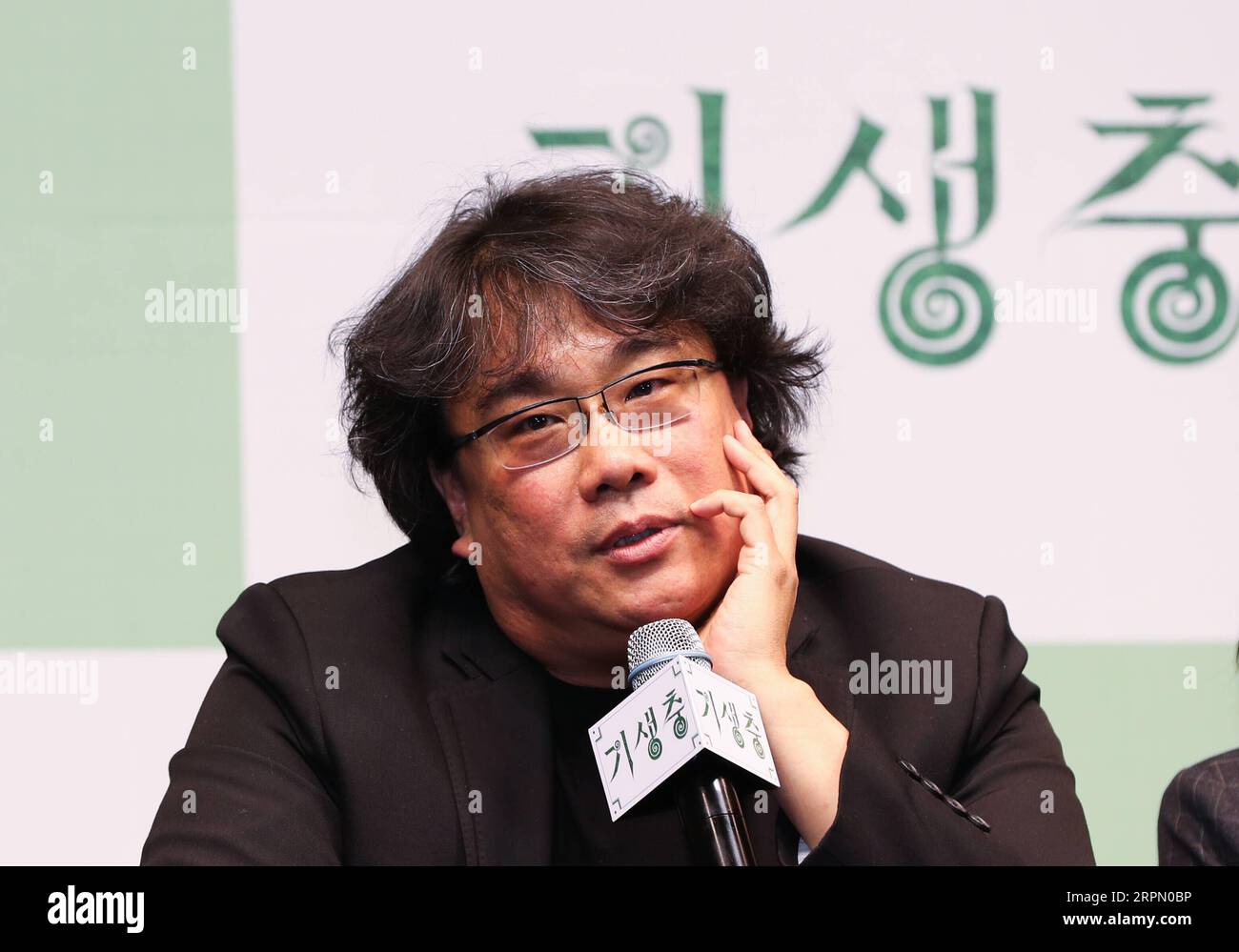 200219 -- SEOUL, 19. Februar 2020 -- Bong Joon-ho, Regisseur des südkoreanischen Films Parasite, beantwortet Fragen auf einer Pressekonferenz in Seoul, Südkorea, 19. Februar 2020. Parasite, eine südkoreanische schwarze Komödie, wurde der erste nicht-englischsprachige Film, der den Oscar für das beste Bild gewann, und erhielt außerdem Preise für das beste Originaldrehbuch, den besten internationalen Spielfilm und den besten Regisseur für Bong Joon-ho bei den 92nd Academy Awards am 9. Februar 2020. SÜDKOREA-SEOUL-PARASITEN-KREATIV-TEAM-PRESSEKONFERENZ WANGXJINGQIANG PUBLICATIONXNOTXINXCHN Stockfoto