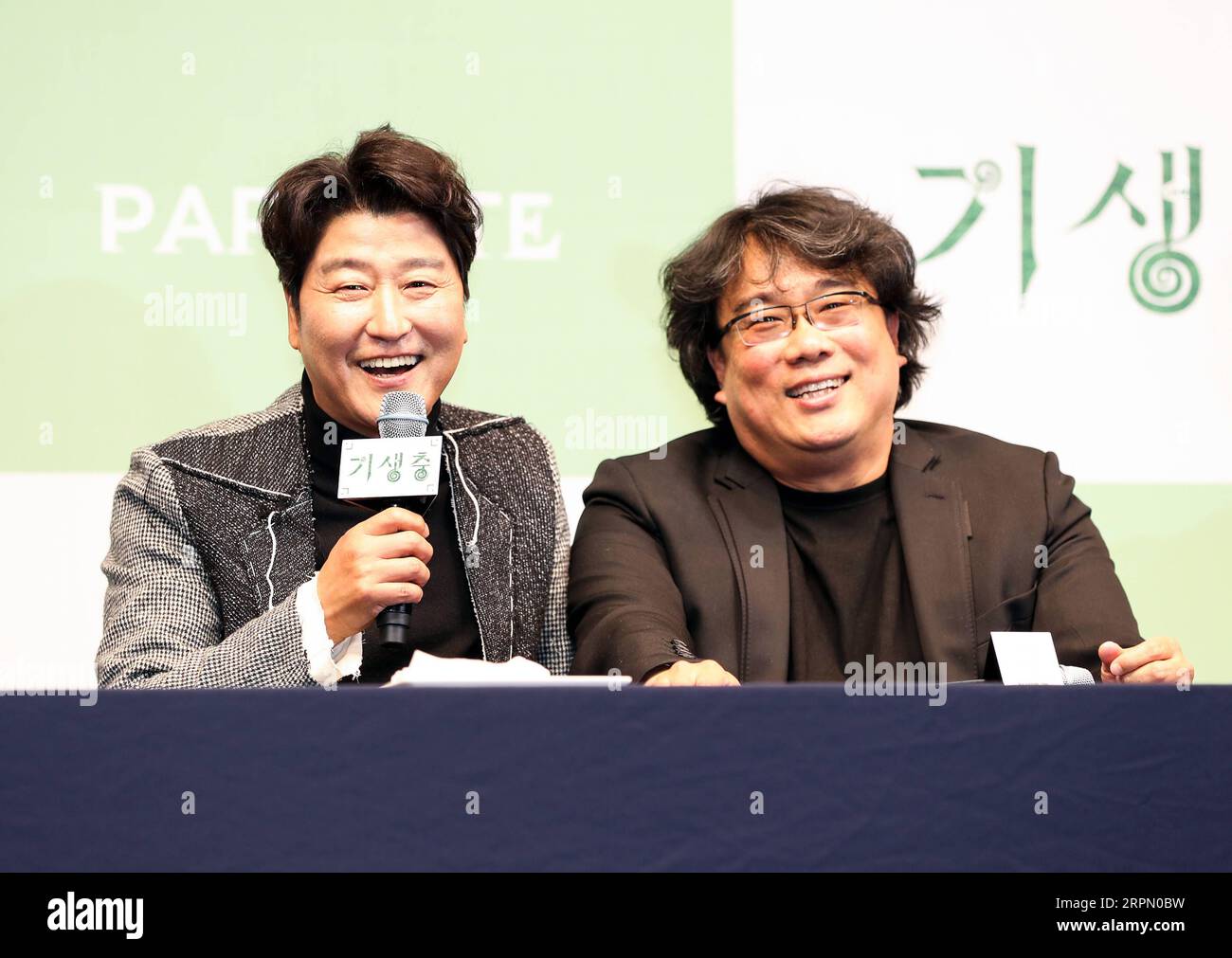 200219 -- SEOUL, 19. Februar 2020 -- Song Kang-ho, ein führender Schauspieler des südkoreanischen Filmparasiten, spricht neben Regisseur Bong Joon-ho auf einer Pressekonferenz in Seoul, Südkorea, 19. Februar 2020. Parasite, eine südkoreanische schwarze Komödie, wurde der erste nicht-englischsprachige Film, der den Oscar für das beste Bild gewann, und erhielt außerdem Preise für das beste Originaldrehbuch, den besten internationalen Spielfilm und den besten Regisseur für Bong Joon-ho bei den 92nd Academy Awards am 9. Februar 2020. SÜDKOREA-SEOUL-PARASITEN-KREATIV-TEAM-PRESSEKONFERENZ WANGXJINGQIANG PUBLICATIONXNOTXINXCHN Stockfoto