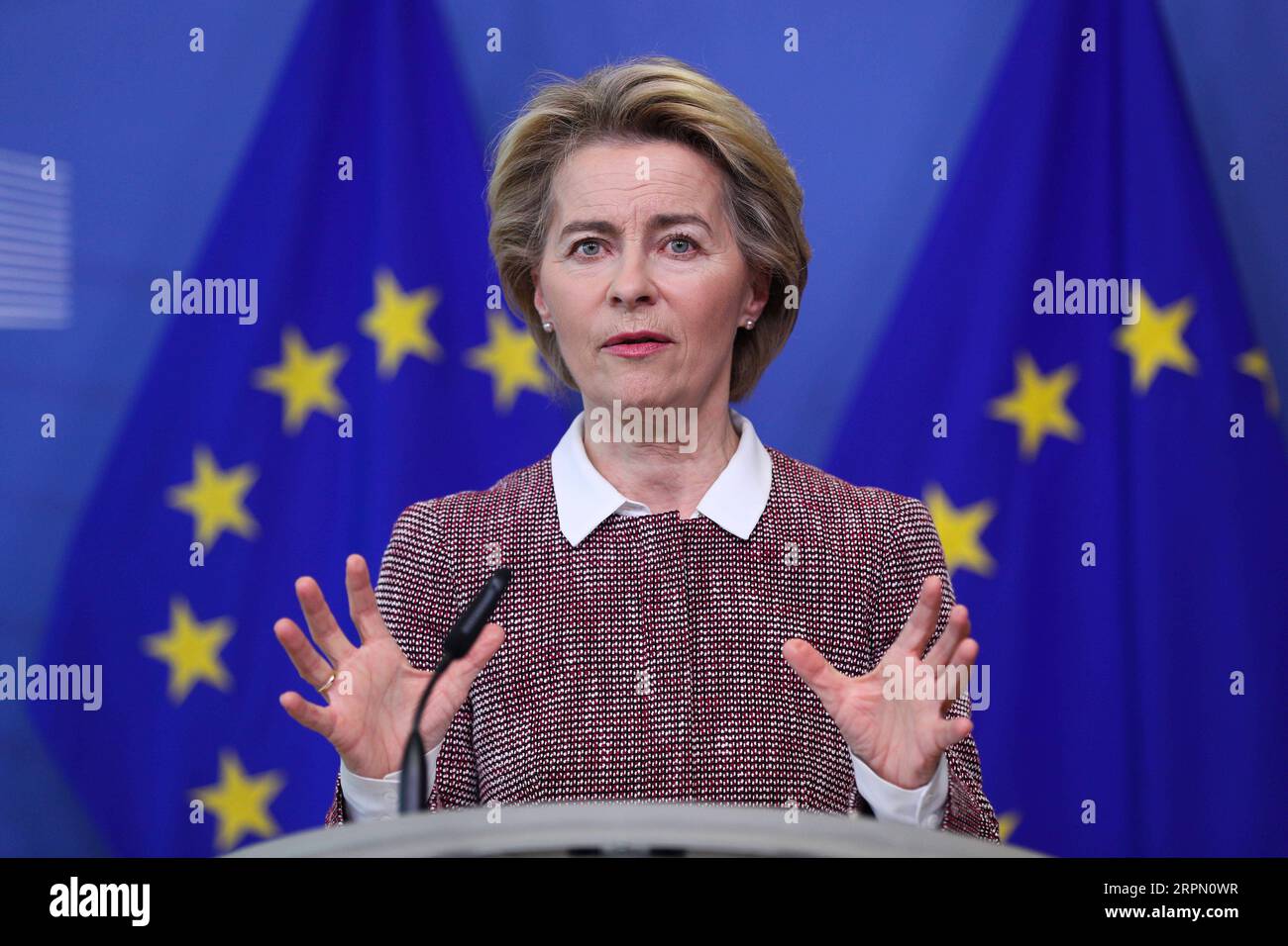 200219 -- BRÜSSEL, 19. Februar 2020 -- die Präsidentin der Europäischen Kommission, Ursula von der Leyen, hält am 19. Februar 2020 eine Presseerklärung am EU-Hauptsitz in Brüssel, Belgien. Die Europäische Kommission hat am Mittwoch ihre Ideen und Maßnahmen für eine digitale Transformation, die Datenstrategie und die politischen Optionen für die Entwicklung künstlicher Intelligenz vorgestellt. PORTRAITSBELGIUM-BRUSSELS-EU-DEVELOPMENT-DIGITAL-DATA ZHENGXHUANSONG PUBLICATIONXNOTXINXCHN Stockfoto