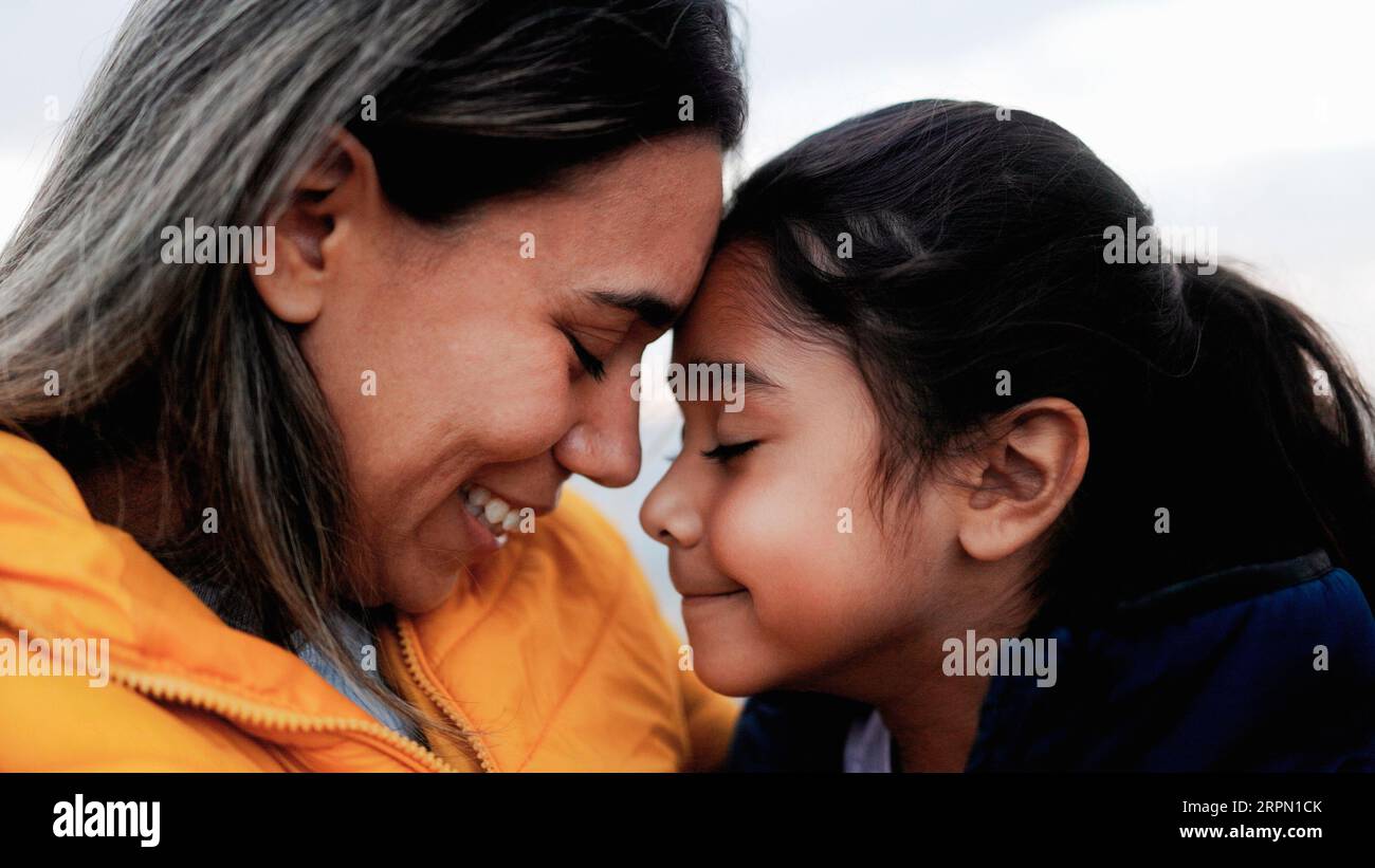 Glückliche hispanische Mutter und Kind genießen zusammen im Freien - Familie Liebe Beziehung - Mutter und Tochter Konzept Stockfoto