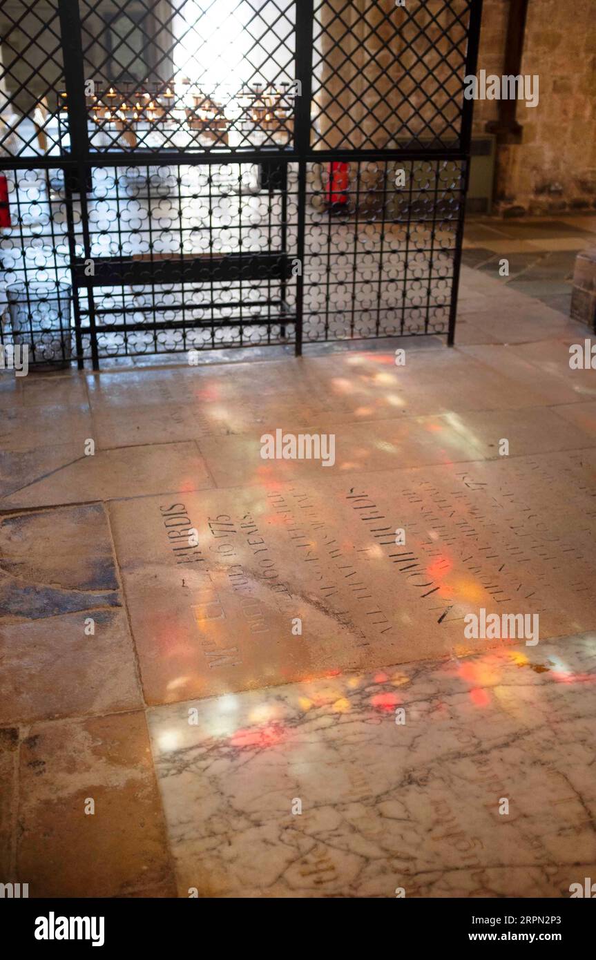Ein Lichterspiel auf dem Boden der Kathedrale von Chichester, England Stockfoto