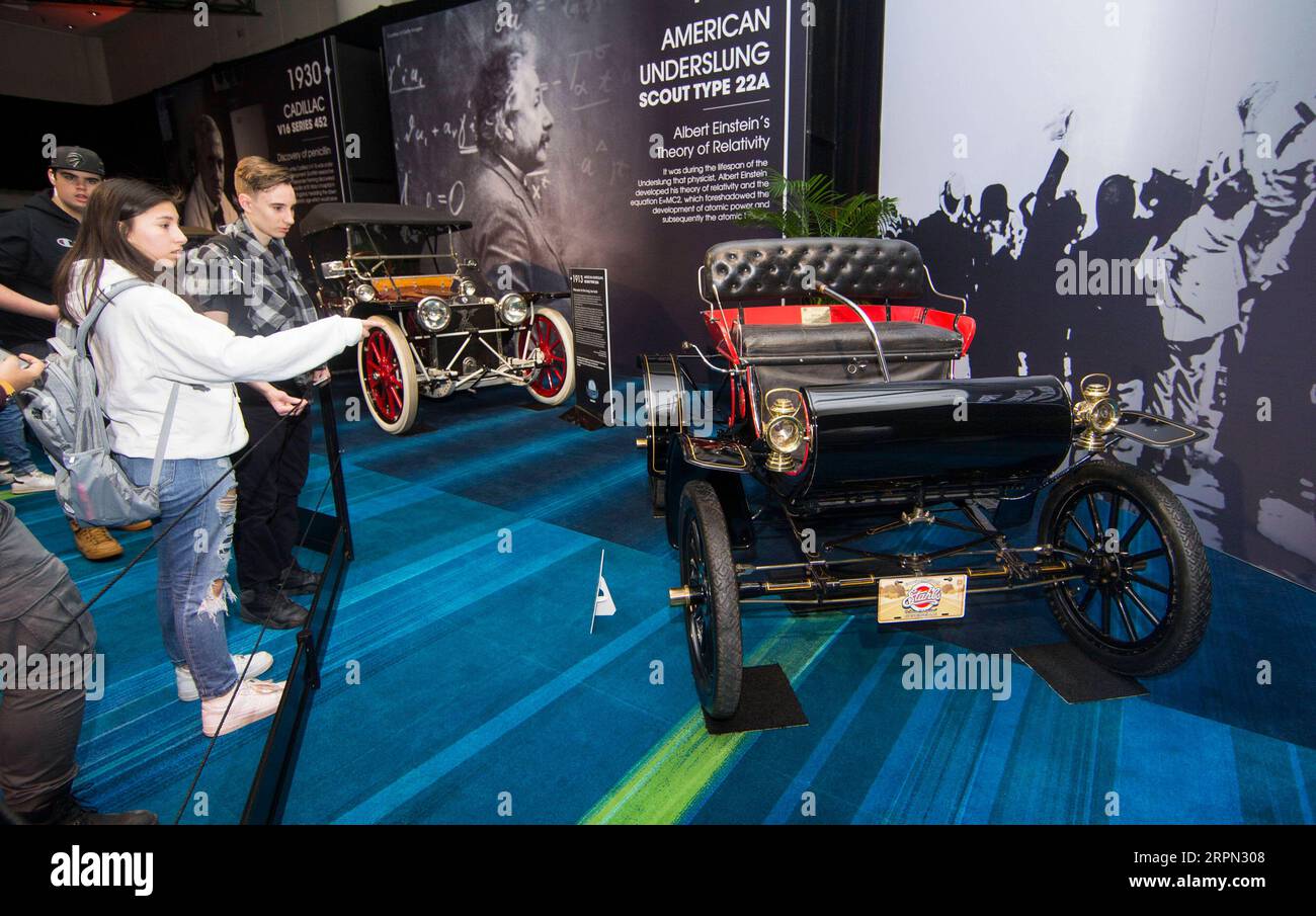 200220 -- TORONTO, 20. Februar 2020 -- Besucher schauen sich ein 1904 Oldsmobile Model 6C während der Cobble Beach Classics Ausstellung der 2020 Canadian International AutoShow CIAS in Toronto, Kanada, am 20. Februar 2020 an. Die Ausstellung findet vom 14. Bis 23. Februar statt und zeigt 15 Oldtimer. Foto von /Xinhua CANADA-TORONTO-INTERNATIONAL AUTOSHOW-CLASSICS ZouxZheng PUBLICATIONxNOTxINxCHN Stockfoto