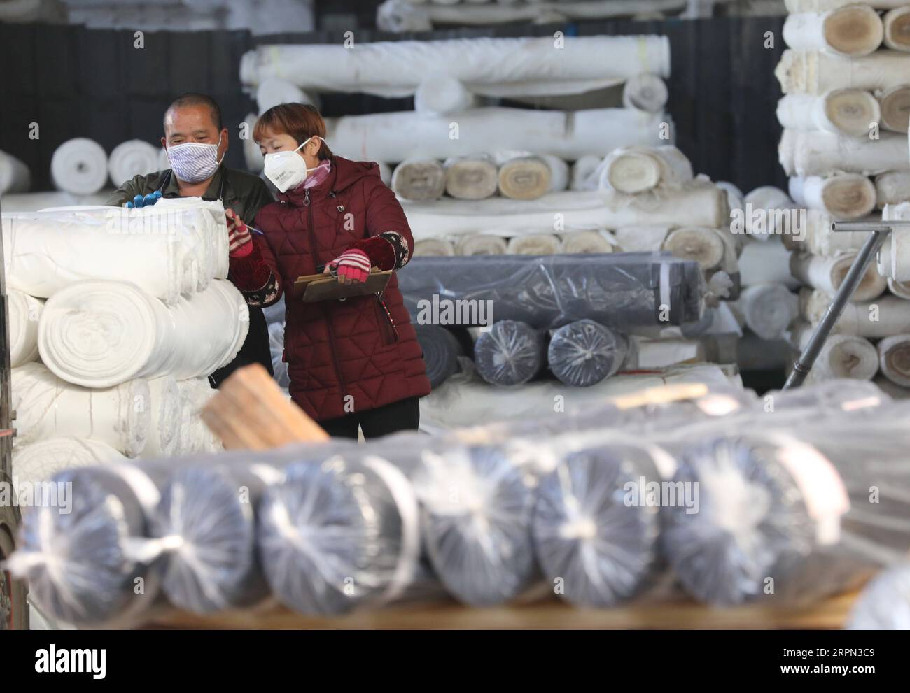 200221 -- HANGZHOU, 21. Februar 2020 -- Arbeiter arbeiten in einer Textilfärberei in der Gemeinde Tianmushan in einem Bezirk in Hangzhou, Provinz Zhejiang, 20. Februar 2020. Hersteller und Unternehmen haben die Produktion im Rahmen der Seuchenpräventionsmaßnahmen im Rahmen der nationalen Bekämpfung des neuartigen Coronavirus-Ausbruchs wieder aufgenommen. Foto von /Xinhua CHINA-NCP-PRODUCTION RESUMPTION CN HuxJianhuan PUBLICATIONxNOTxINxCHN Stockfoto
