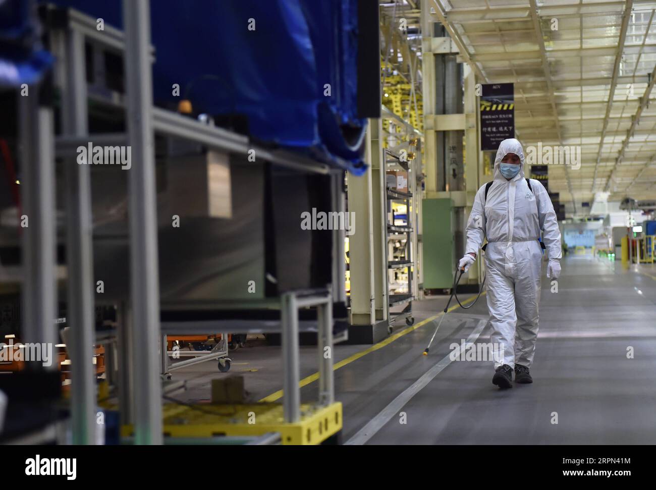 200221 -- PEKING, 21. Februar 2020 -- Ein Mitarbeiter desinfiziert den Boden einer Einrichtung von Beijing Benz Automotive. Co., Ltd. In Peking, Hauptstadt Chinas, 21. Februar 2020. Das Unternehmen hat die Produktion unter strengen Präventions- und Kontrollmaßnahmen gegen das neuartige Coronavirus wieder aufgenommen. CHINA-PEKING-NCP-BAUWIEDERAUFNAHME CN CHENXZHONGHAO PUBLICATIONXNOTXINXCHN Stockfoto