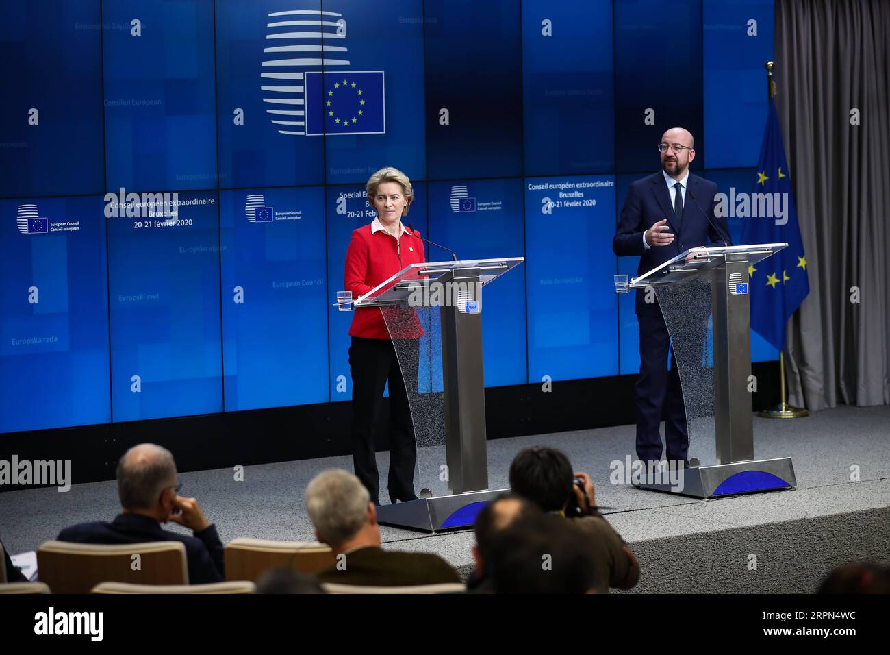 200222 -- BRÜSSEL, 22. Februar 2020 -- die Präsidentin der Europäischen Kommission, Ursula von der Leyen L, und der Präsident des Europäischen Rates, Charles Michel, nehmen nach einer Sondersitzung des Europäischen Rates am 21. Februar 2020 am EU-Hauptsitz in Brüssel, Belgien, an einer Pressekonferenz Teil. Die zweitägige Sondertagung des Europäischen Rates, auf der die Festlegung des nächsten sieben-Jahres-Haushaltsplans gefordert wurde, endete am Freitagabend in einer Sackgasse, nachdem 27 Mitgliedstaaten keine gemeinsame Grundlage gefunden hatten. BELGIEN-BRÜSSEL-EU-SONDERTAGUNG-BUDGET-SACKGASSE ZHANGXCHENG PUBLICATIONXNOTXINXCHN Stockfoto 200222 -- BRÜSSEL, 22. Februar 2020 -- die Präsidentin der Europäischen Kommission, Ursula von der Leyen L, und der Präsident des Europäischen Rates, Charles Michel, nehmen nach einer Sondersitzung des Europäischen Rates am 21. Februar 2020 am EU-Hauptsitz in Brüssel, Belgien, an einer Pressekonferenz Teil. Die zweitägige Sondertagung des Europäischen Rates, auf der die Festlegung des nächsten sieben-Jahres-Haushaltsplans gefordert wurde, endete am Freitagabend in einer Sackgasse, nachdem 27 Mitgliedstaaten keine gemeinsame Grundlage gefunden hatten. BELGIEN-BRÜSSEL-EU-SONDERTAGUNG-BUDGET-SACKGASSE ZHANGXCHENG PUBLICATIONXNOTXINXCHN Stockfoto