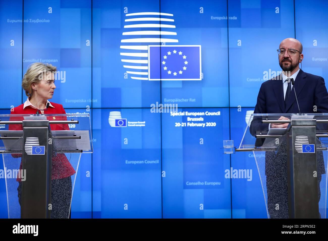200223 -- PEKING, 23. Februar 2020 -- die Präsidentin der Europäischen Kommission, Ursula von der Leyen L, und der Präsident des Europäischen Rates, Charles Michel, nehmen nach einer Sondersitzung des Europäischen Rates am 21. Februar 2020 am EU-Hauptsitz in Brüssel, Belgien, an einer Pressekonferenz Teil. Die zweitägige Sondertagung des Europäischen Rates, auf der die Festlegung des nächsten sieben-Jahres-Haushaltsplans gefordert wurde, endete am Freitagabend in einer Sackgasse, nachdem 27 Mitgliedstaaten keine gemeinsame Grundlage gefunden hatten. XINHUA FOTOS DES TAGES ZhangxCheng PUBLICATIONxNOTxINxCHN Stockfoto 200223 -- PEKING, 23. Februar 2020 -- die Präsidentin der Europäischen Kommission, Ursula von der Leyen L, und der Präsident des Europäischen Rates, Charles Michel, nehmen nach einer Sondersitzung des Europäischen Rates am 21. Februar 2020 am EU-Hauptsitz in Brüssel, Belgien, an einer Pressekonferenz Teil. Die zweitägige Sondertagung des Europäischen Rates, auf der die Festlegung des nächsten sieben-Jahres-Haushaltsplans gefordert wurde, endete am Freitagabend in einer Sackgasse, nachdem 27 Mitgliedstaaten keine gemeinsame Grundlage gefunden hatten. XINHUA FOTOS DES TAGES ZhangxCheng PUBLICATIONxNOTxINxCHN Stockfoto