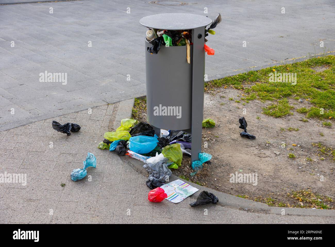 Öffentliche Abfalltonne im leipziger Stadthafen, völlig überfüllt, werfen Haustierbesitzer ihre Hundeabfallsäcke achtlos daneben Stockfoto