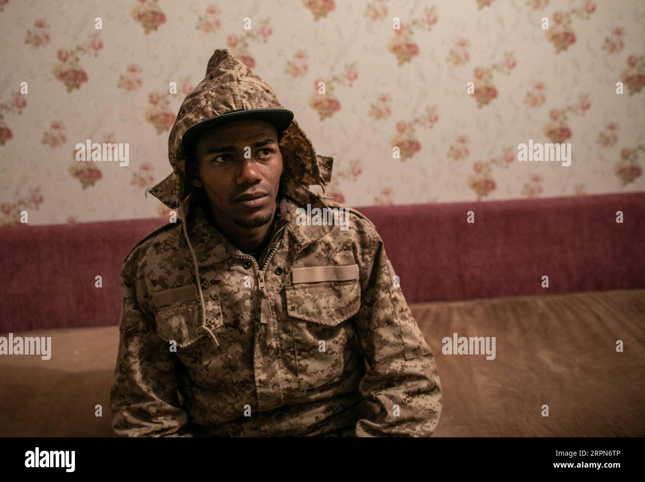 200224 -- TRIPOLI, 24. Februar 2020 -- Zakareya, ein Kämpfer der von den Vereinten Nationen unterstützten libyschen Regierungstruppen, wird am 23. Februar 2020 in Tripoli, Libyen, gesehen. Foto von Amru Salahuddien/Xinhua PORTRAITSLIBYA-TRIPOLI-CONFLICT PanxXiaojing PUBLICATIONxNOTxINxCHN Stockfoto