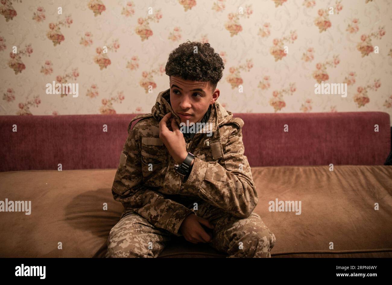 200224 -- TRIPOLI, 24. Februar 2020 -- Moddathir, ein Kämpfer der von den Vereinten Nationen unterstützten libyschen Regierungstruppen, wird am 23. Februar 2020 in Tripoli, Libyen, gesehen. Foto von Amru Salahuddien/Xinhua PORTRAITSLIBYA-TRIPOLI-CONFLICT PanxXiaojing PUBLICATIONxNOTxINxCHN Stockfoto