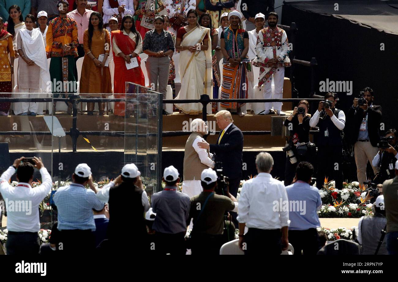 200224 -- AHMEDABAD, 24. Februar 2020 Xinhua -- US-Präsident Donald Trump und indischer Premierminister Narendra Modi schütteln die Hände im Motera Stadium in Ahmedabad, Indien, 24. Februar 2020. Trump kam am Montag zu einem zweitägigen Staatsbesuch in Indiens westlichem Bundesstaat Gujarat. STR/Xinhua INDIA-AHMEDABAD-U.S. PRÄSIDENT-BESUCH PUBLICATIONxNOTxINxCHN Stockfoto