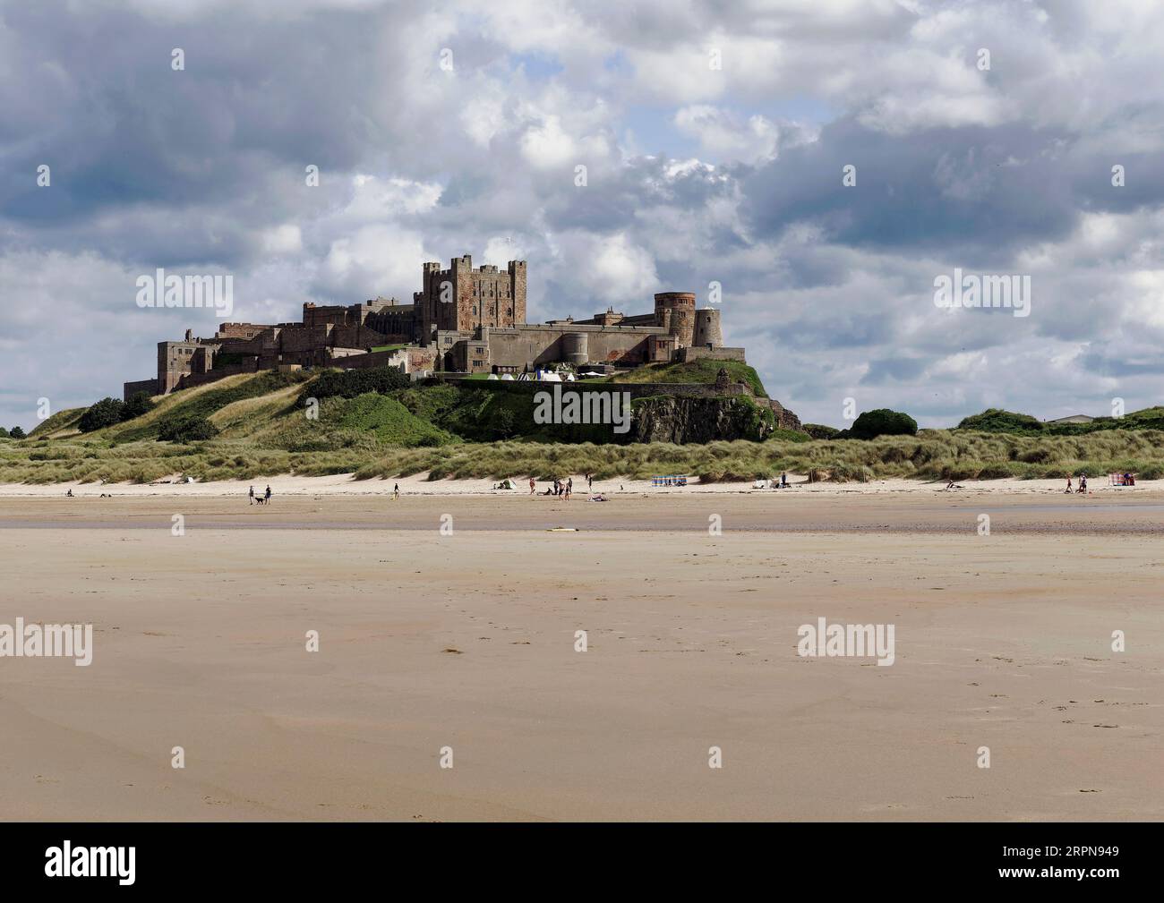 Südlich von Bamburgh Castle, einem berühmten Wahrzeichen Northumberlands und Touristenattraktion, vom Strand bei Ebbe im August 2023 aus gesehen. Stockfoto