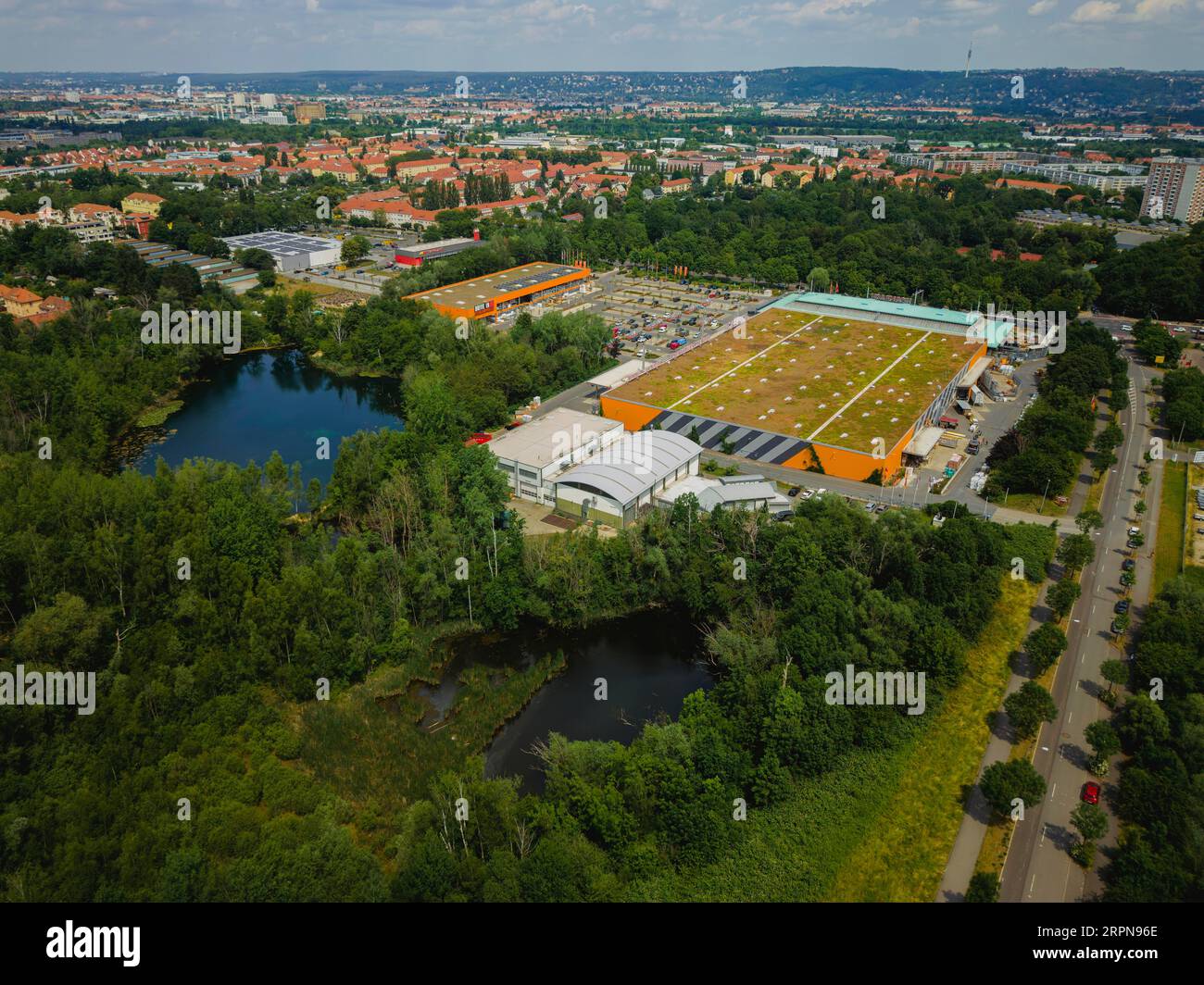 Prohlis ist ein Stadtteil von Dresden im gleichnamigen Stadtteil, im Südosten der Stadt am Geberbach, Hornbach Baumarkt, neben dem sich auch das Baugewerbe befindet Stockfoto