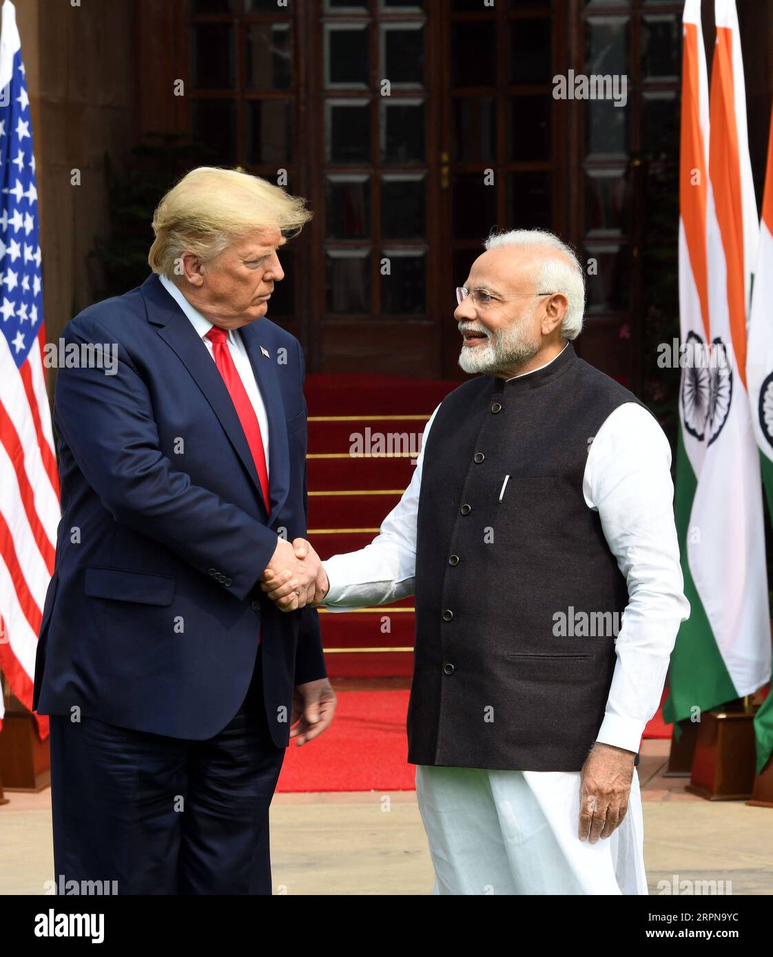 200225 -- NEU DELHI, 25. Februar 2020 -- US-Präsident Donald Trump gibt dem indischen Premierminister Narendra Modi die Hand, bevor er am 25. Februar 2020 im Hyderabad House in Neu-Delhi, Indien, zusammenkommt. Foto von /Xinhua INDIA-NEW DELHI-MODI-TRUMP-MEETING ParthaxSarkar PUBLICATIONxNOTxINxCHN Stockfoto