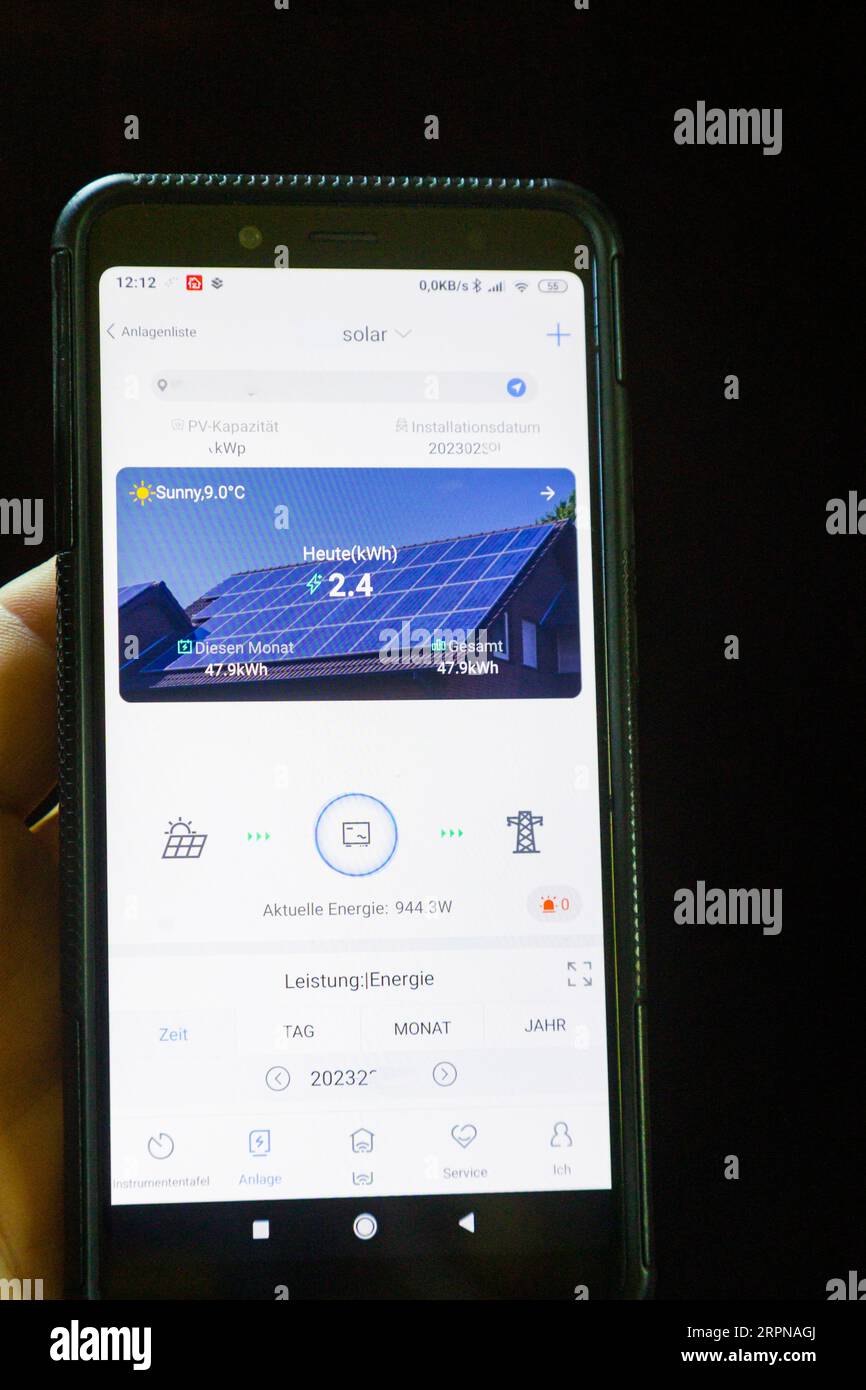 Solarstromanlage, mit einer App kann der Solarstromertrag jederzeit gesteuert werden Stockfoto