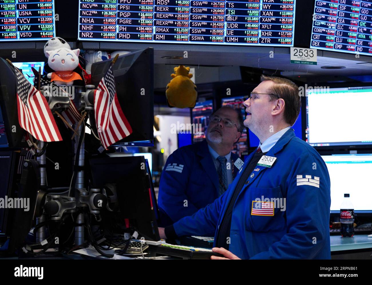 200225 -- NEW YORK, 25. Februar 2020 -- Traders Work at New York Stock Exchange in New York, USA, 25. Februar 2020. Die US-Aktien schlossen am Dienstag deutlich niedriger ab und setzten angesichts der steigenden risikoaversen Stimmung eine breite Marktausverkaufswelle fort. Der Dow Jones Industrial Average verlor 879,44 Punkte oder 3,15 Prozent auf 27.081.36. Die S&P 500 lag um 97,68 Punkte oder 3,03 Prozent unter 3.128,21. Der Nasdaq-Composite-Index ging um 255,67 Punkte oder 2,77 Prozent auf 8.965,61 zurück. U.S.-NEW YORK-STOCKS ZhangxMocheng PUBLICATIONxNOTxINxCHN Stockfoto
