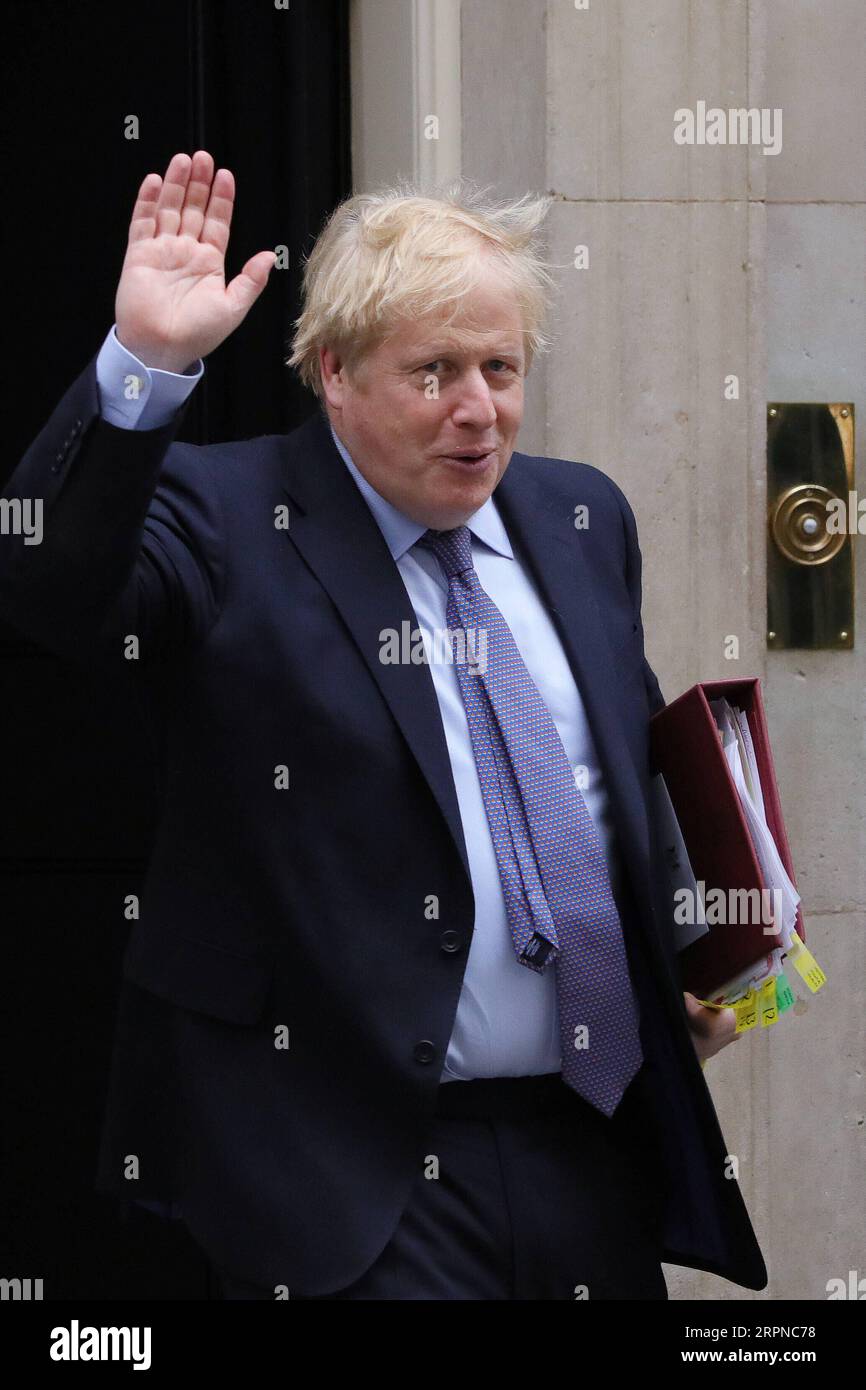 200226 -- LONDON, 26. Februar 2020 -- der britische Premierminister Boris Johnson verlässt 10 Downing Street für Fragen des Premierministers, in London, Großbritannien, 26. Februar 2020. Johnson kündigte am Mittwoch eine umfassende Überprüfung des nach dem Brexit verfolgten Ansatzes des Landes in den Bereichen Verteidigung, Sicherheit und internationale Entwicklung an, der den Platz Großbritanniens in der Welt definieren und überarbeiten wird. Sie wird als die größte Überprüfung der britischen Außen-, Verteidigungs-, Sicherheits- und Entwicklungspolitik seit dem Ende des Kalten Krieges beschrieben und wird alle Aspekte des britischen Platzes in der Welt abdecken, vom diplomatischen Dienst bis hin zum Ansatz des Landes gegenüber d Stockfoto