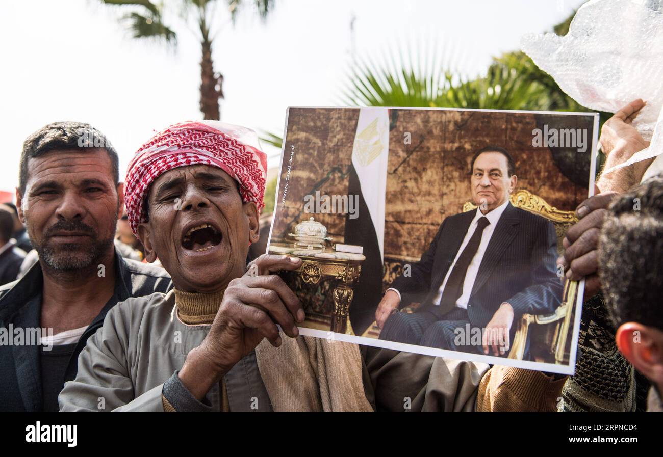 200226 -- KAIRO, 26. Februar 2020 -- Ein Unterstützer des ehemaligen ägyptischen Präsidenten Hosni Mubarak hält ein Bild von ihm in Kairo, Ägypten, 26. Februar 2020. Ägypten hielt am Mittwoch eine militärische Beerdigung für den ehemaligen Präsidenten des Landes, Hosni Mubarak, ab, der am Dienstag im Alter von 91 Jahren starb. EGYPT-CAIRO-HOSNI MUBARAK-FUNERAL WuxHuiwo PUBLICATIONxNOTxINxCHN Stockfoto