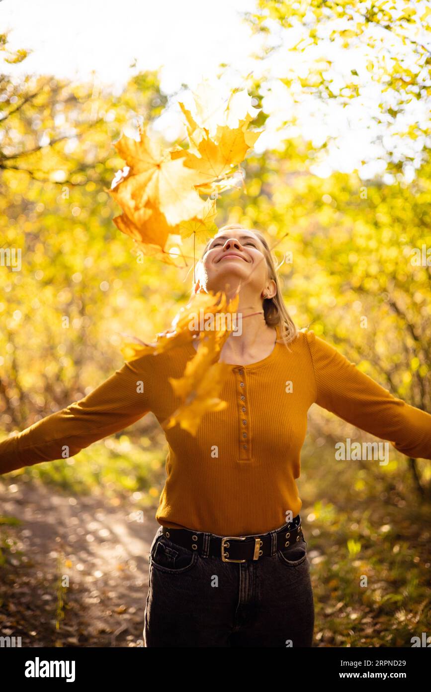 Schöne Frau im Herbstpark. Glück, Harmonie, Selbstfürsorge, Entspannung und Achtsamkeit. Stockfoto