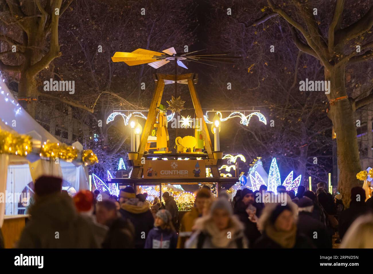 Auf dem Neustaedter Markt findet einer der alternativen Weihnachtsmärkte Dresdens statt Stockfoto