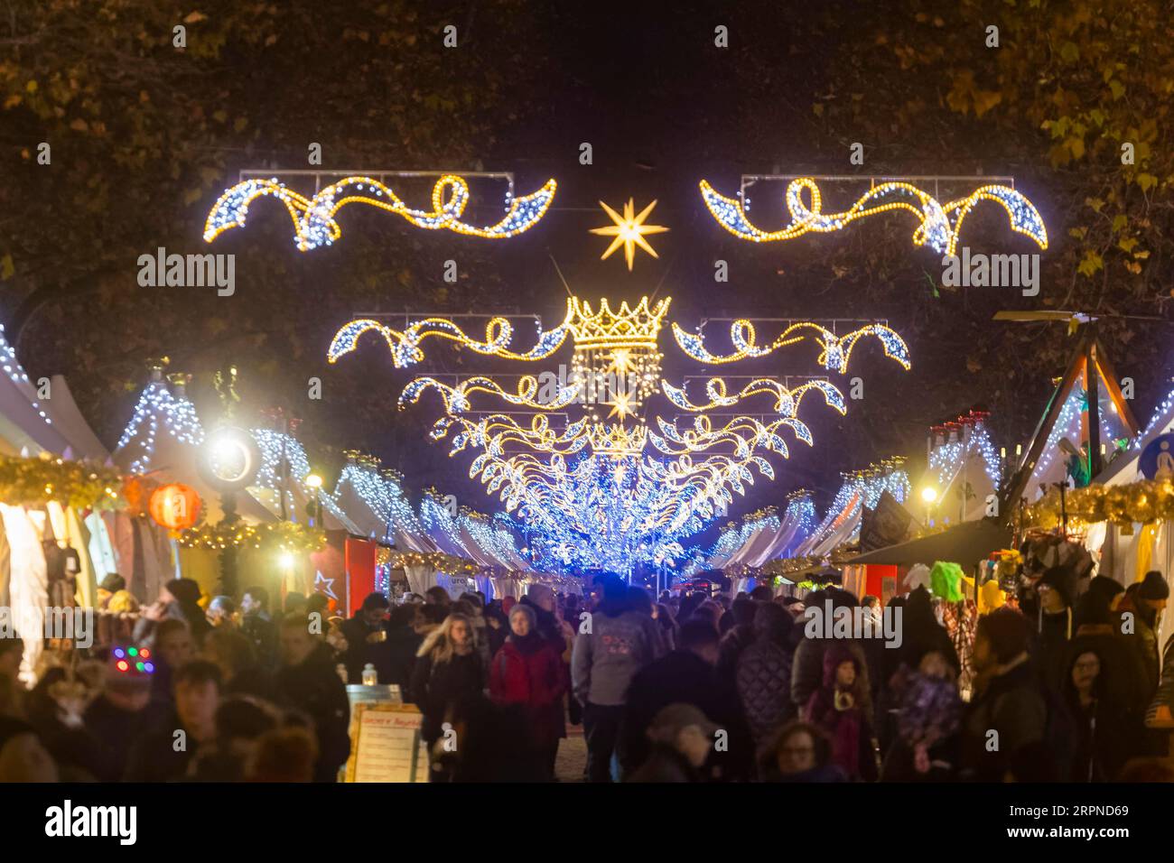 Auf dem Neustaedter Markt findet einer der alternativen Weihnachtsmärkte Dresdens statt Stockfoto