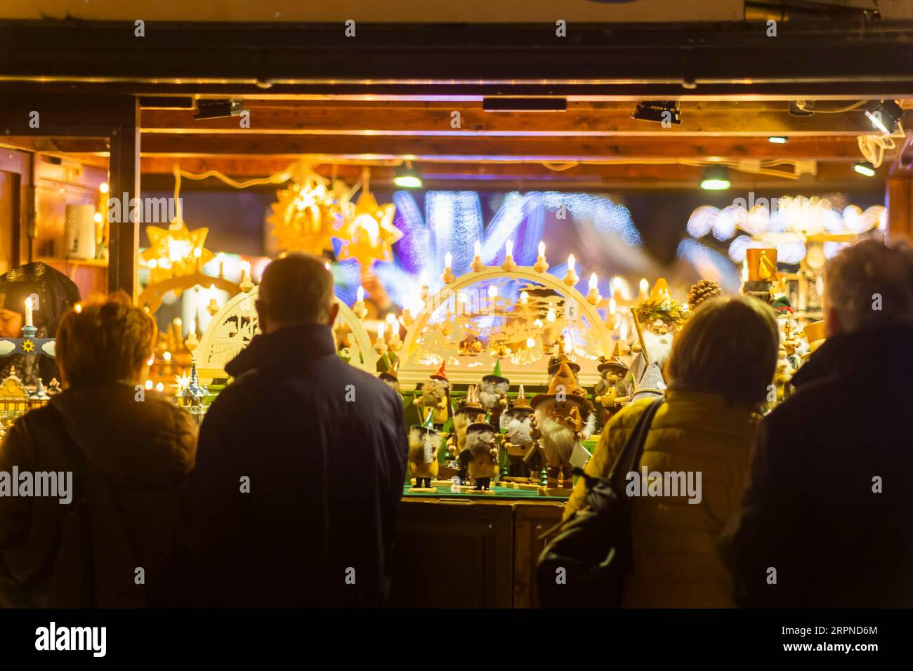 Auf dem Neustaedter Markt findet einer der alternativen Weihnachtsmärkte Dresdens statt Stockfoto