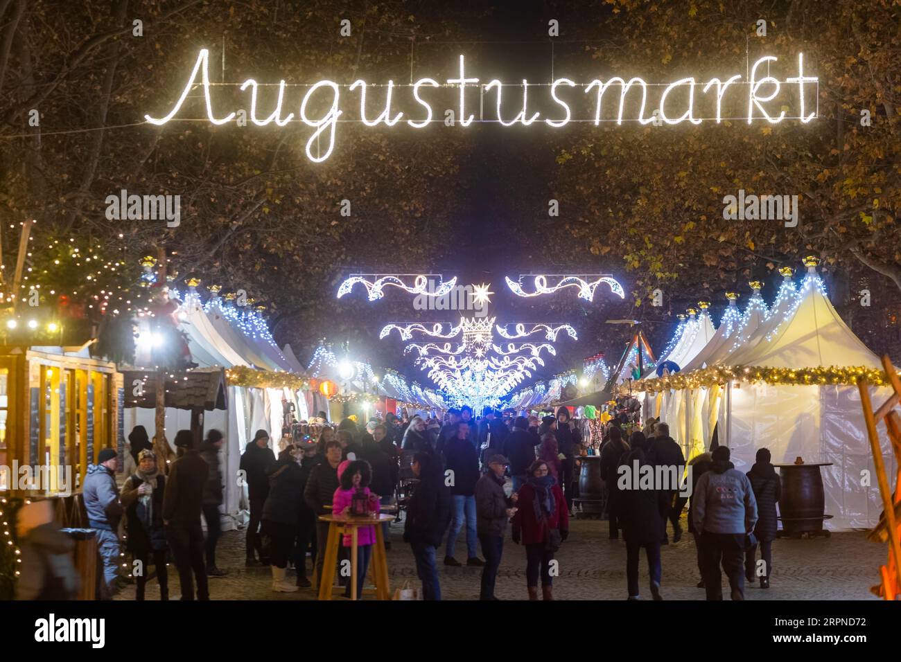 Auf dem Neustaedter Markt findet einer der alternativen Weihnachtsmärkte Dresdens statt Stockfoto